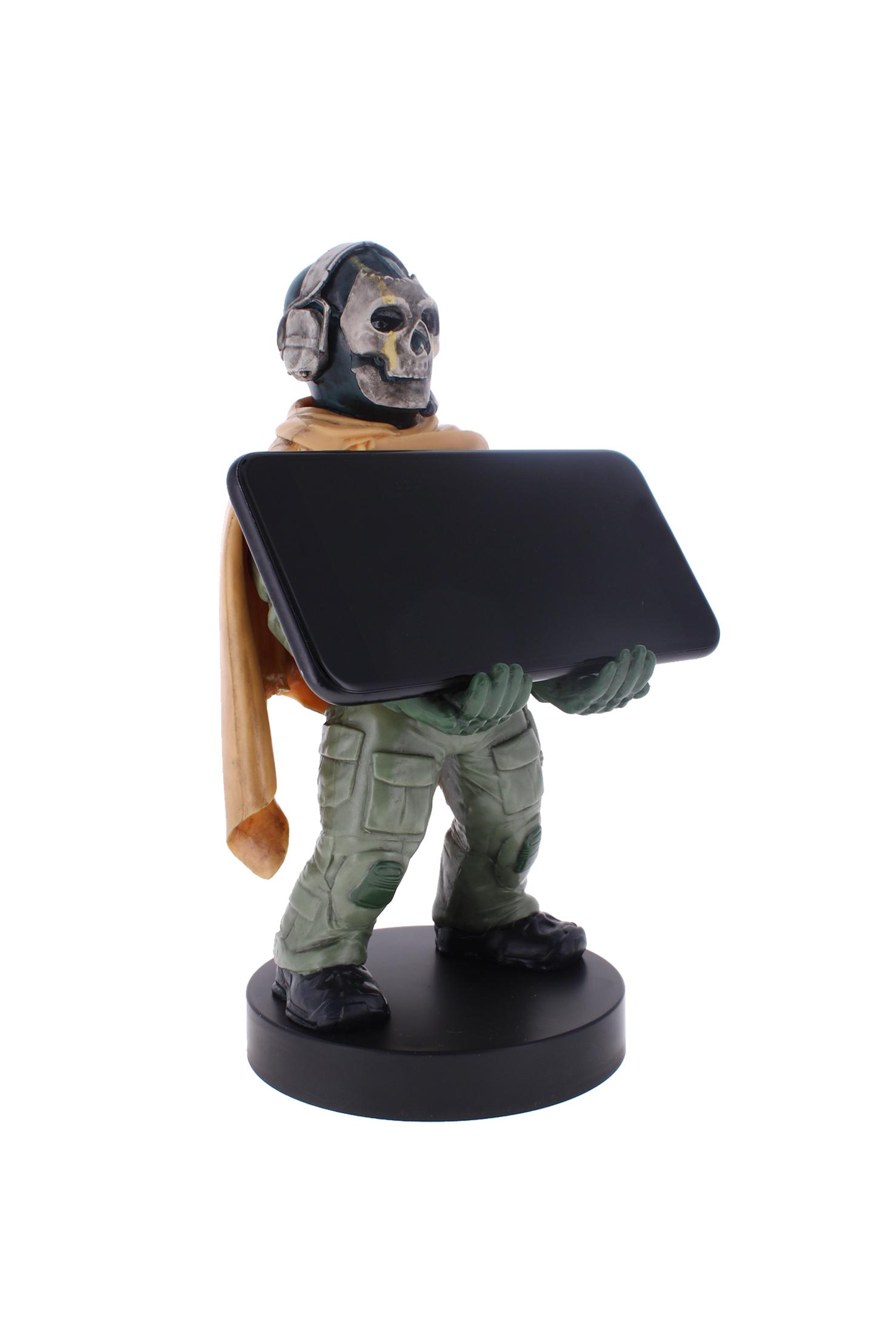 Una statuetta di Call of Duty Ghost che tiene un tablet nero. La figura è su una base nera.