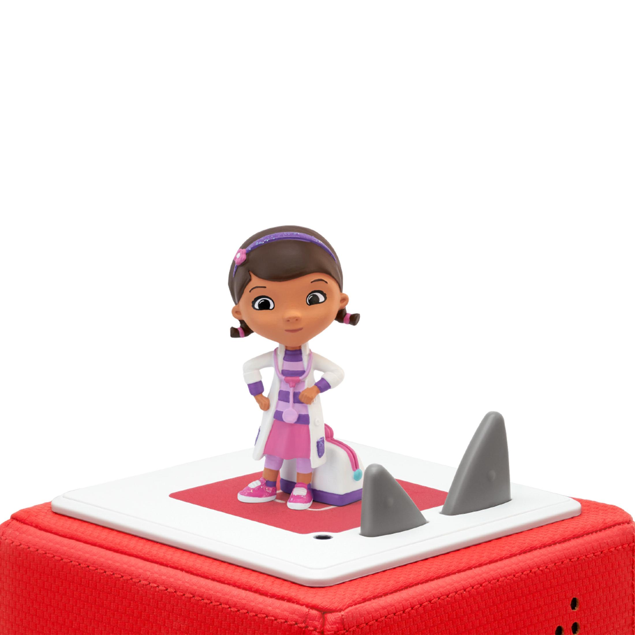 Doc McStuffins Figur auf roter und weißer Basis. Zwei graue Haifischflossen sind auf der Basis.