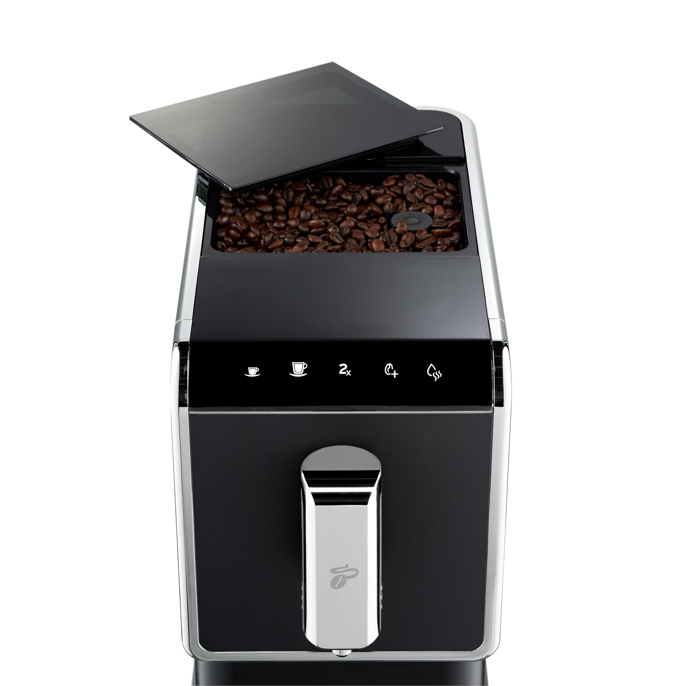Schwarze Kaffeemaschine mit Kaffeebohnen im oberen Behälter, geöffnet.
