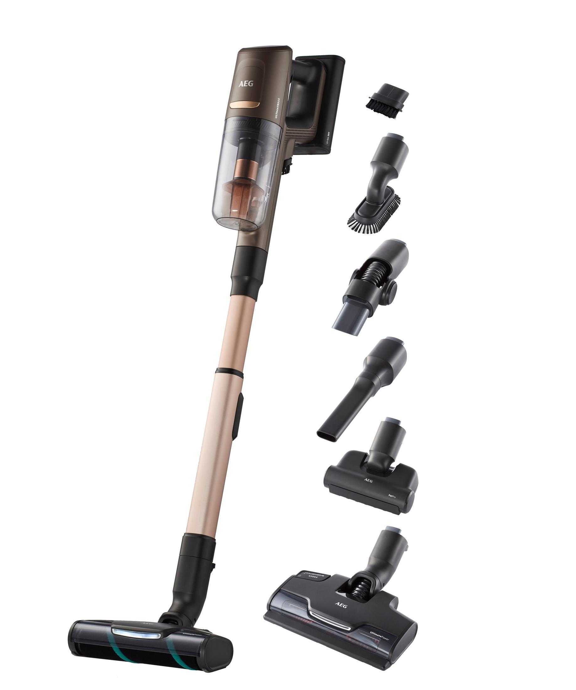 Ein kabelloser AEG-Staubsauger mit verschiedenen Aufsätzen. Es befindet sich in einem Studio.