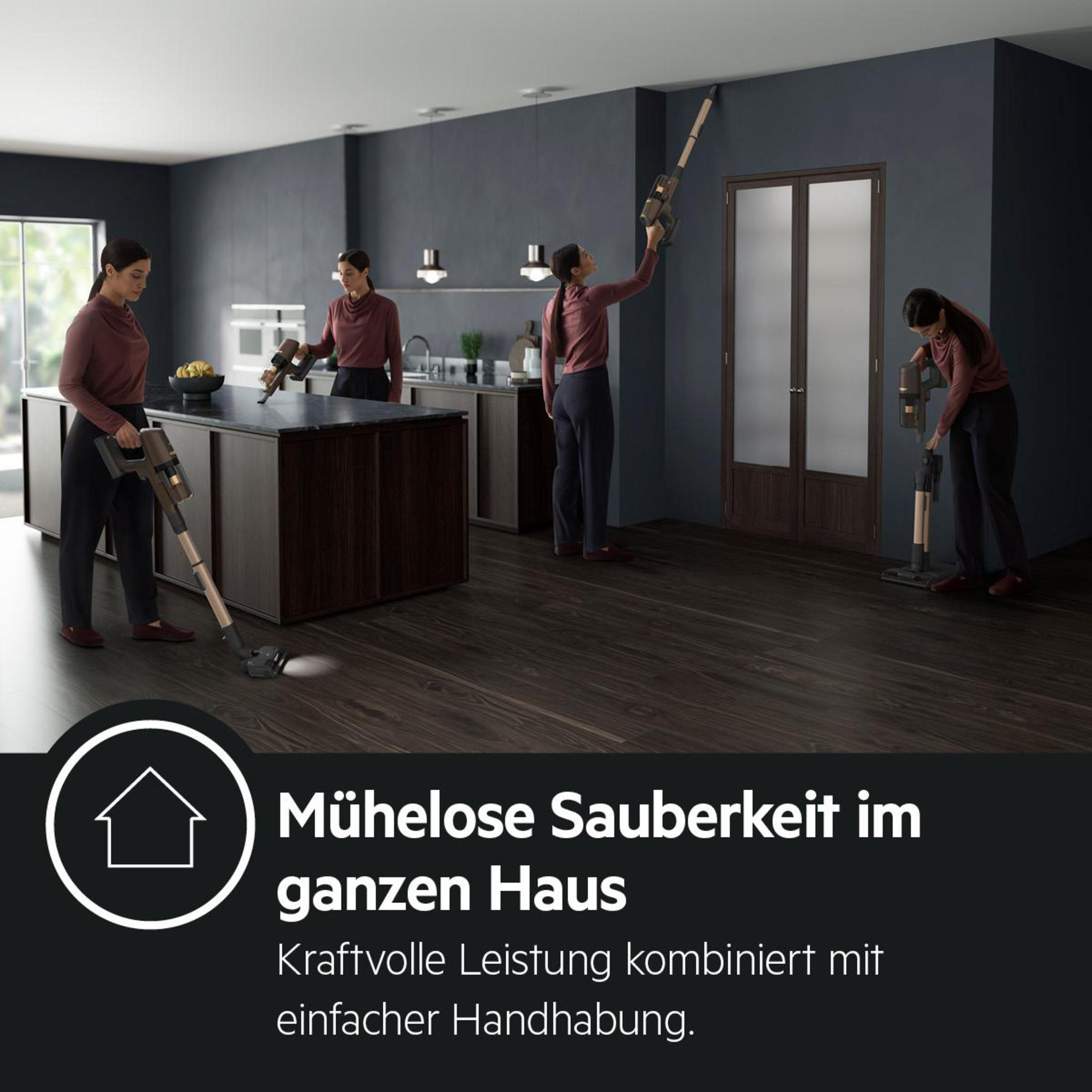 Drei Frauen saugen einen dunklen Raum, mit einem Schild über einfaches Reinigen.