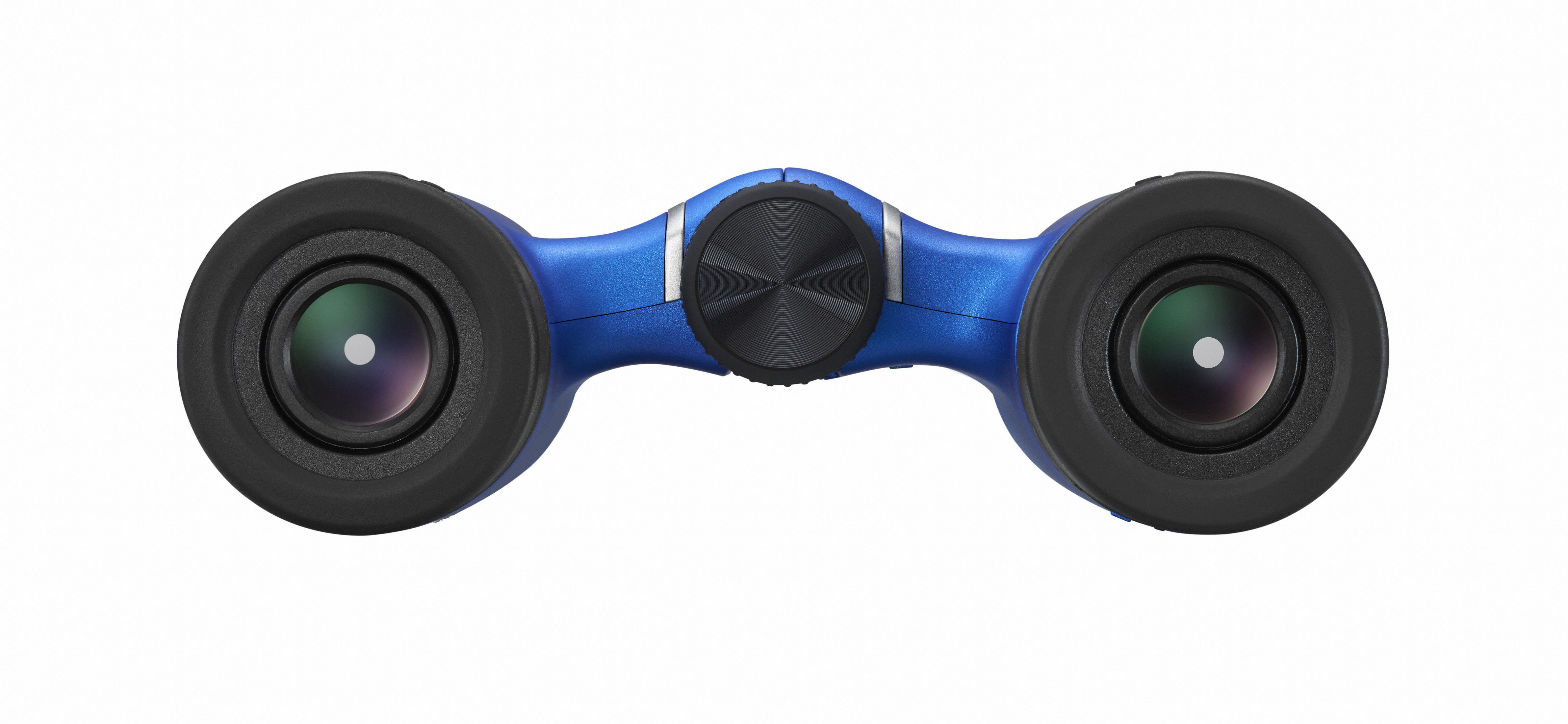 Niebieska lornetka. Lornetka jest niebieska z czarnymi okularami i czarnym centralnym pokrętłem ostrości.