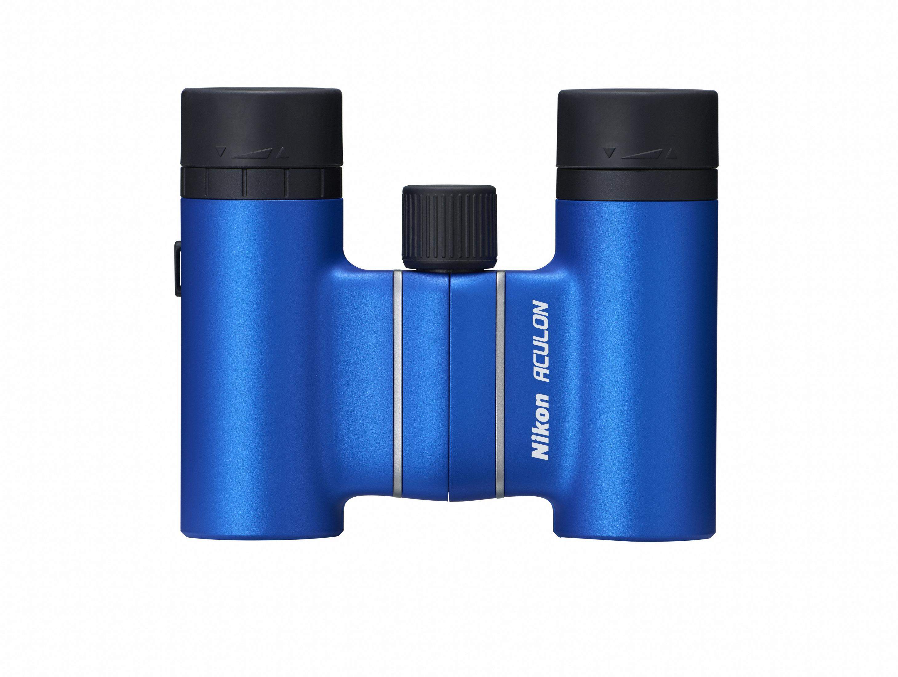 Niebieska lornetka Nikon. Widoczne pokrętło ostrości i soczewki.