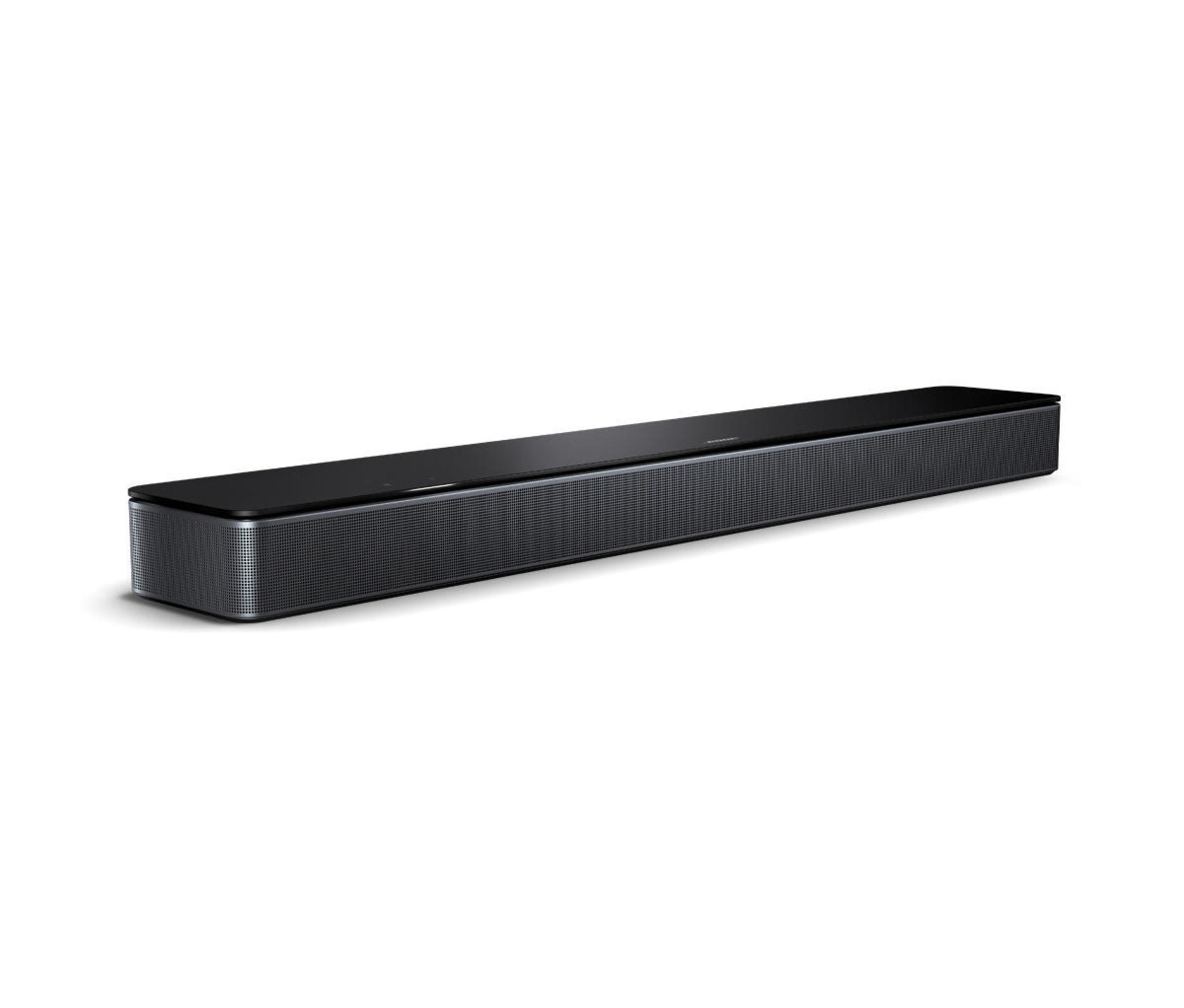 Eine lange schwarze Bose Soundbar auf weißem Hintergrund. Es hat eine silberne Netzfront.