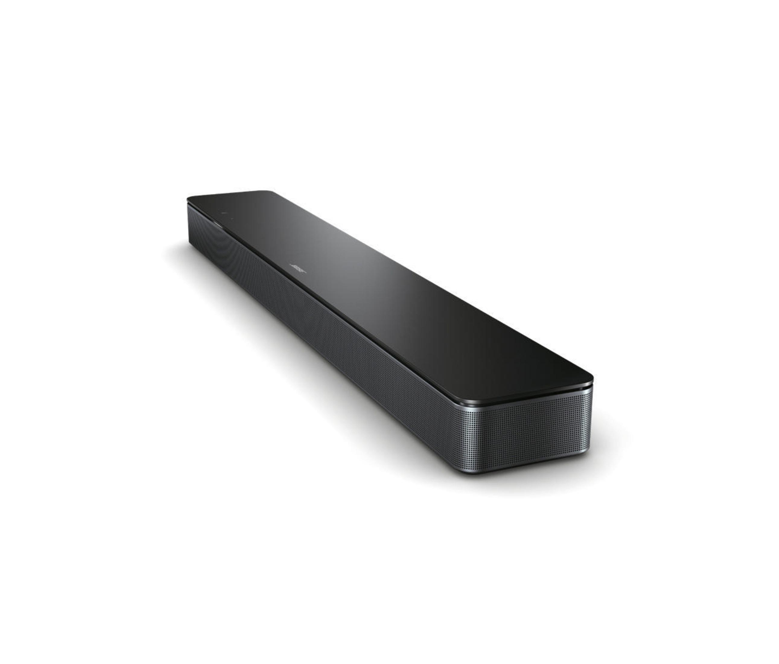 Eine schwarze Soundbar auf weißem Hintergrund, leicht angewinkelt.