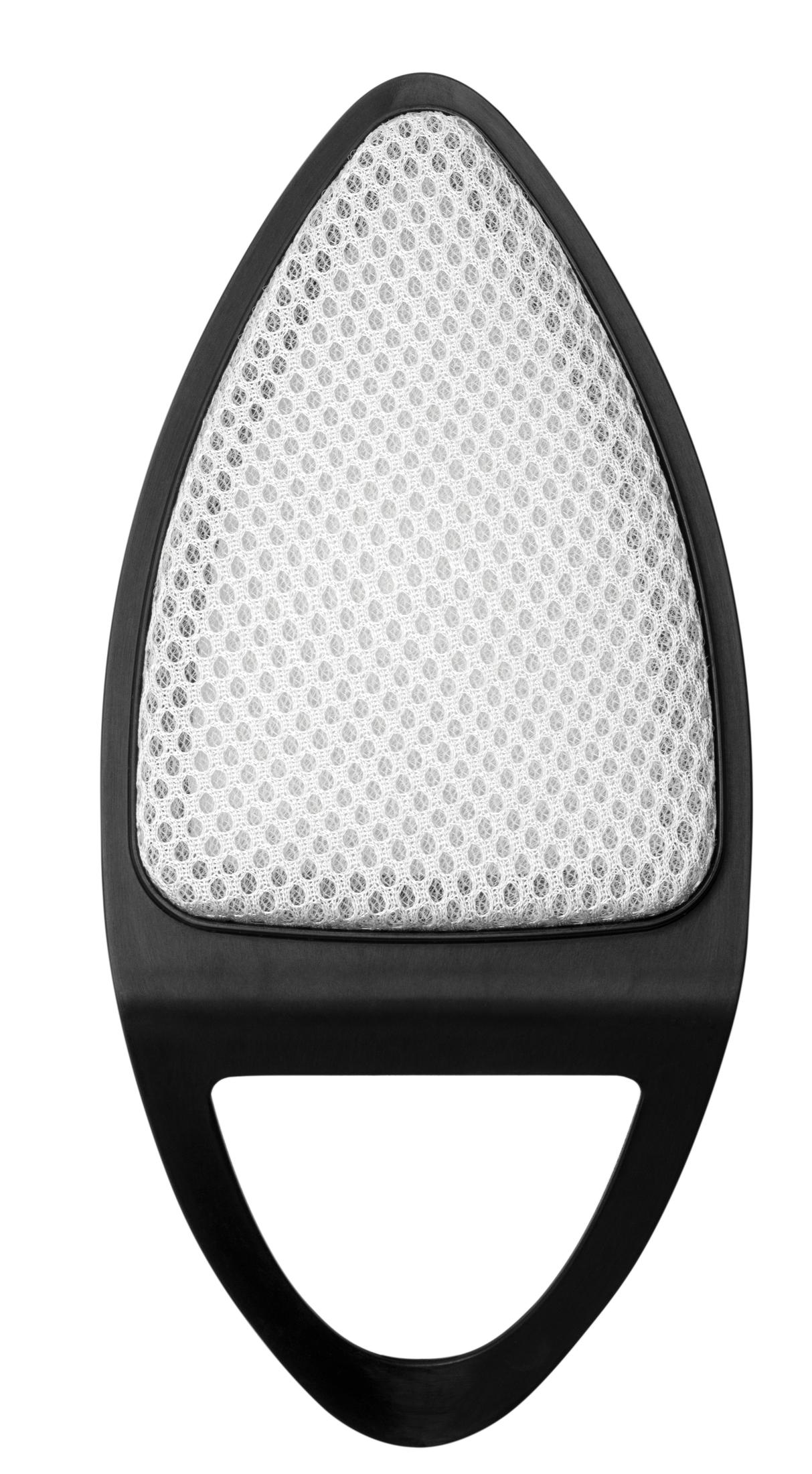 Czarne żelazko z białą, siateczkową powierzchnią na białym tle, widok z góry.