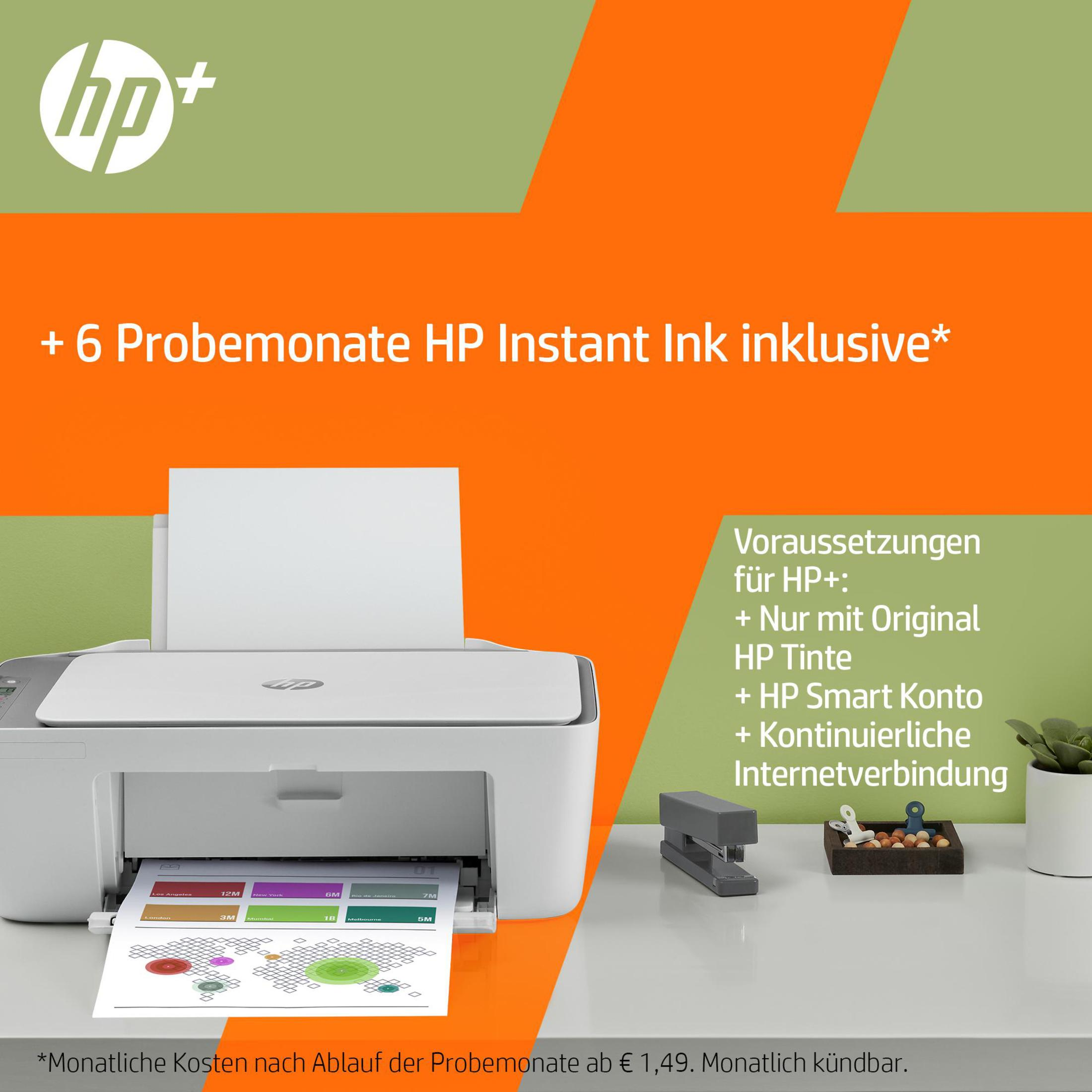 Impresora HP con página impresa, grapadora y bandeja con objetos en escritorio, más HP Instant Ink.