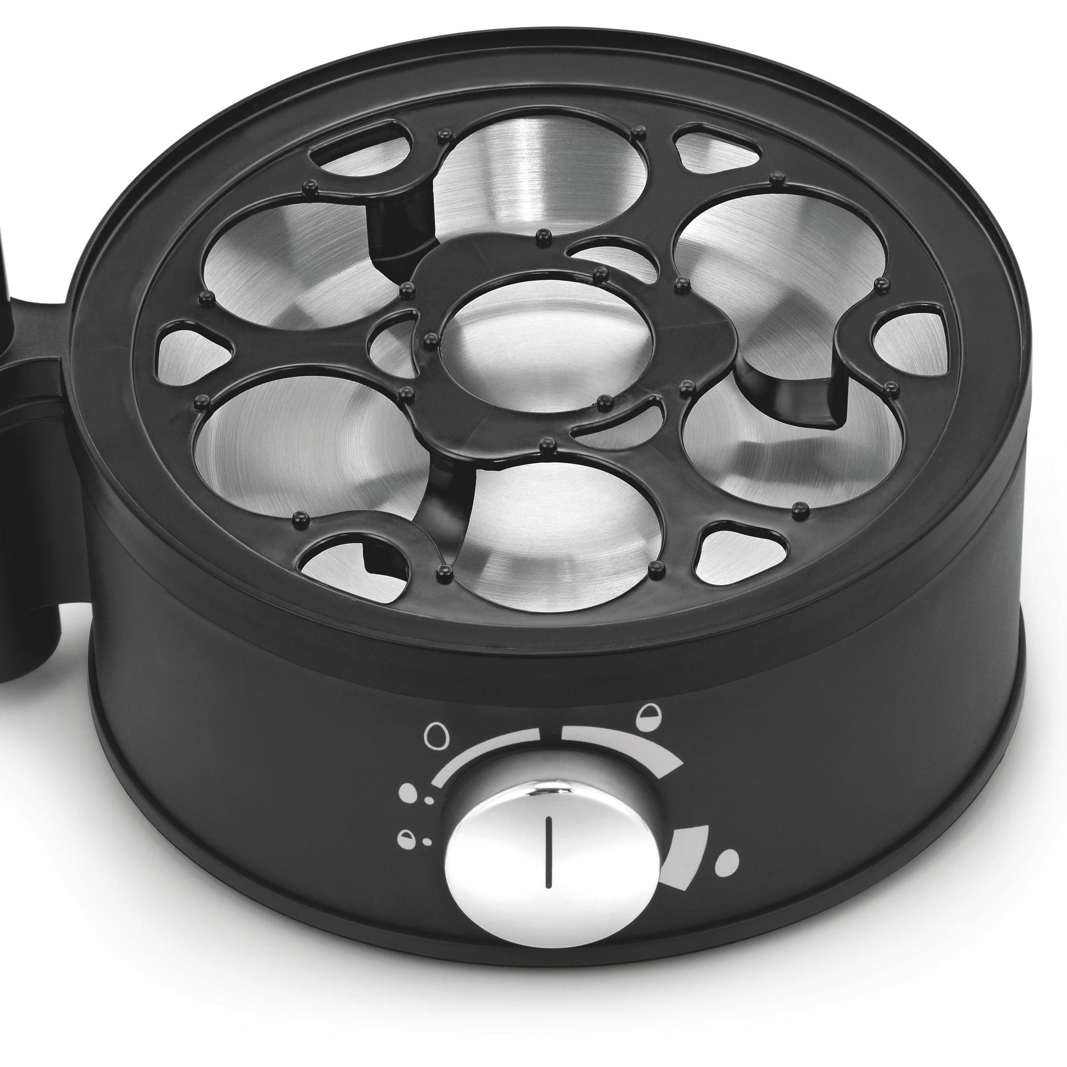 Czarny garnek do gotowania jajek ze srebrnym wnętrzem i pokrętłem na białym tle.