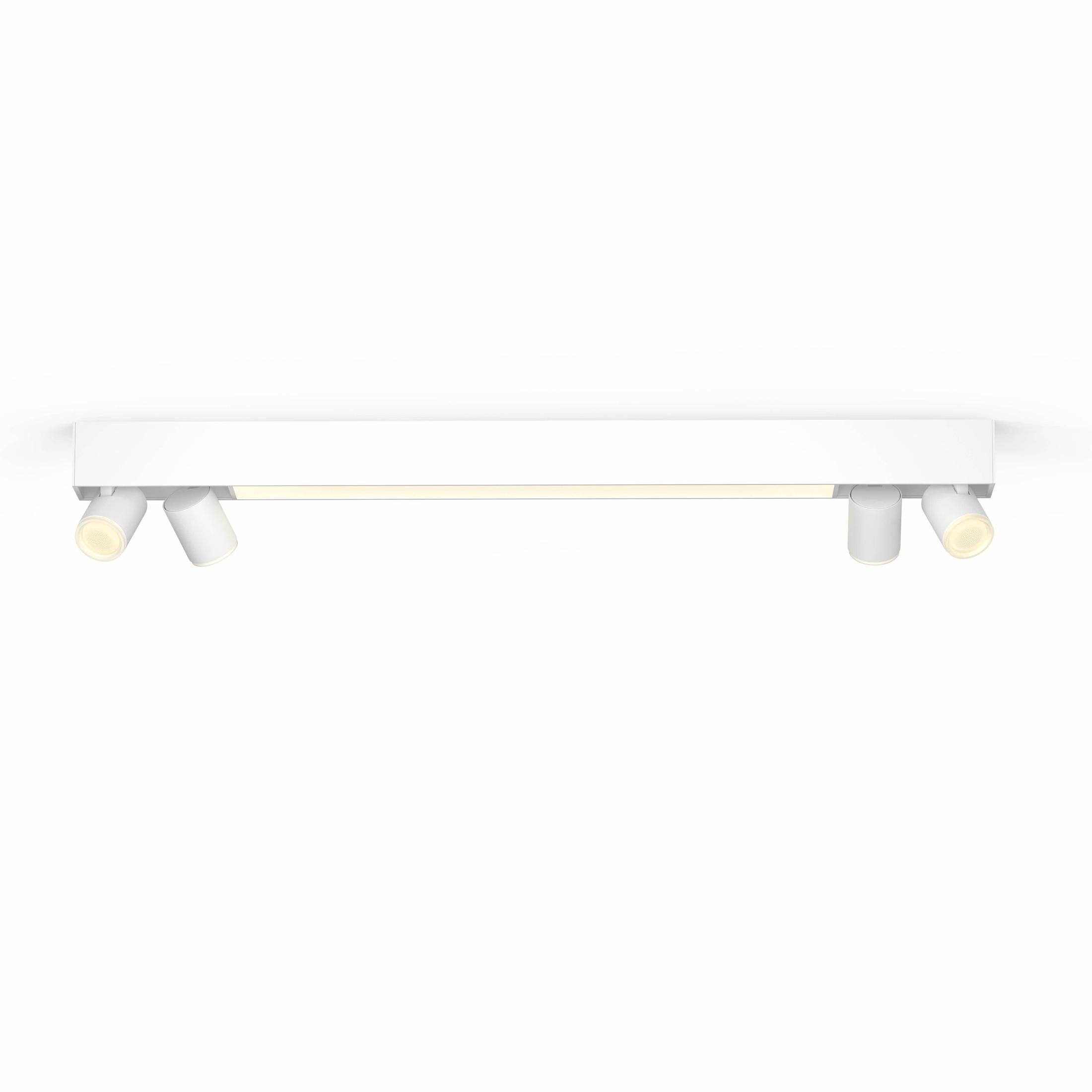 Un apparecchio di illuminazione rettangolare bianco con quattro faretti. La luce è accesa e lo sfondo è bianco.