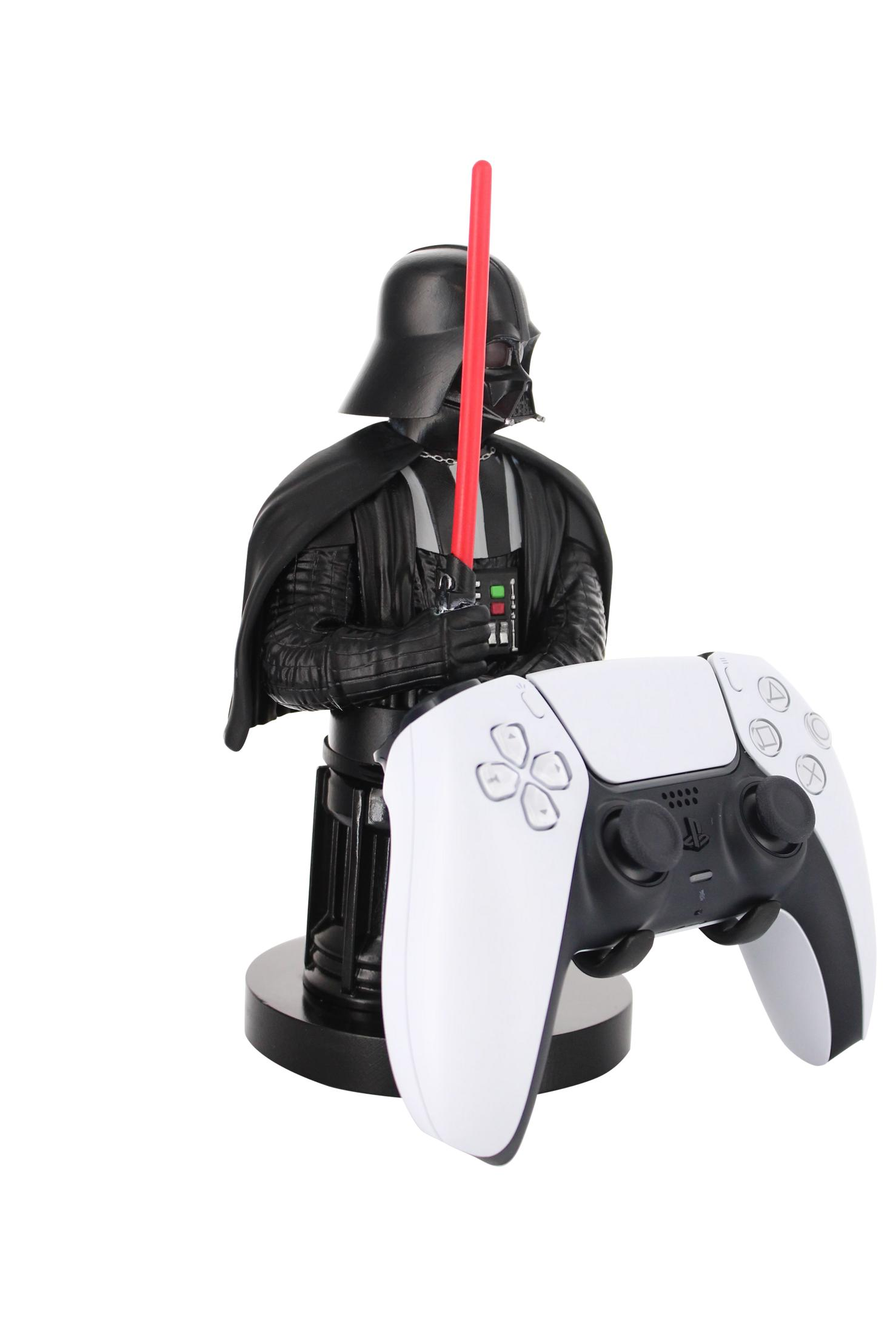 Figura di Darth Vader con una spada laser rossa, accanto a un controller PS5 bianco su sfondo bianco.