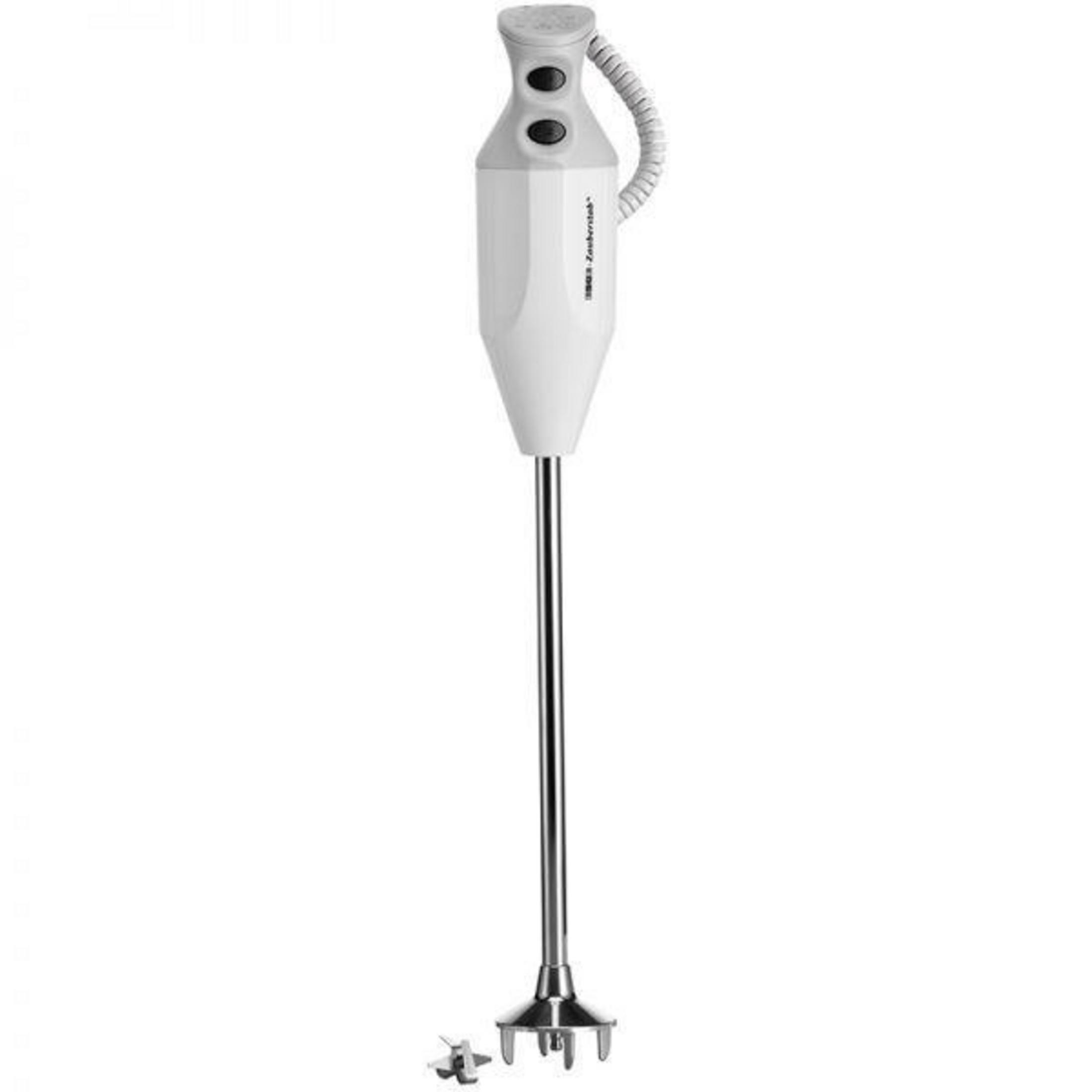 Weißer Stabmixer mit langem Schaft und abnehmbarer Klinge. Der Mixer steht vor weißem Hintergrund.
