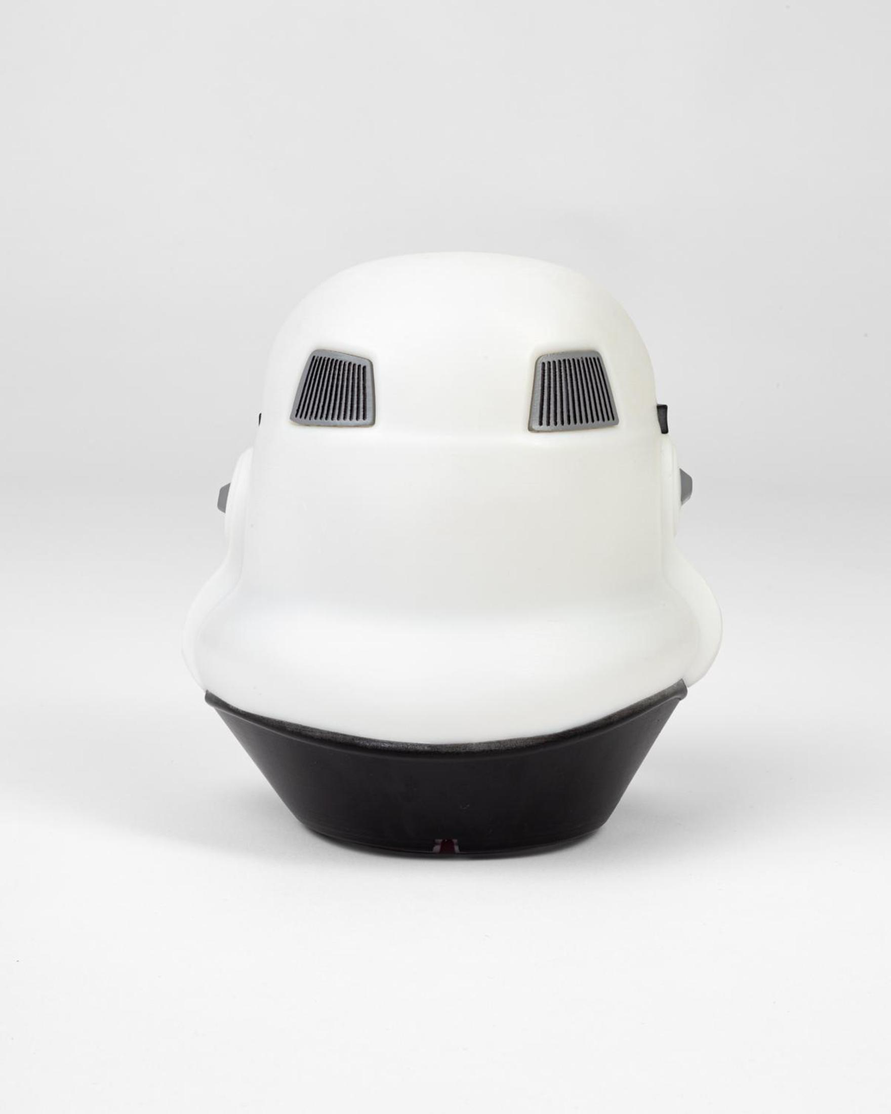 Weißer Stormtrooper-Helm von hinten. Verfügt über Belüftungsgitter und schwarze Details.