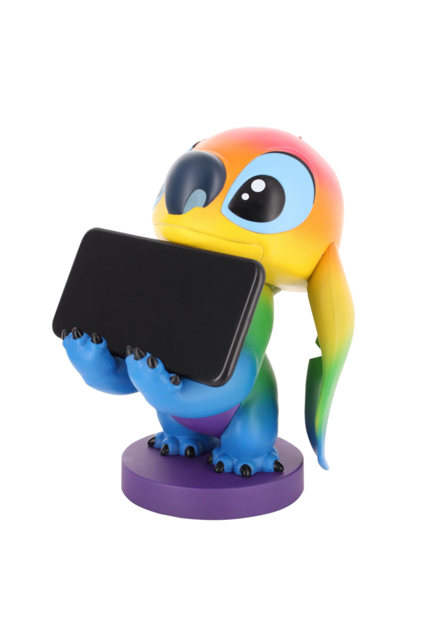 Una figura colorata di Stitch che tiene un tablet nero, su una base viola, sfondo bianco.