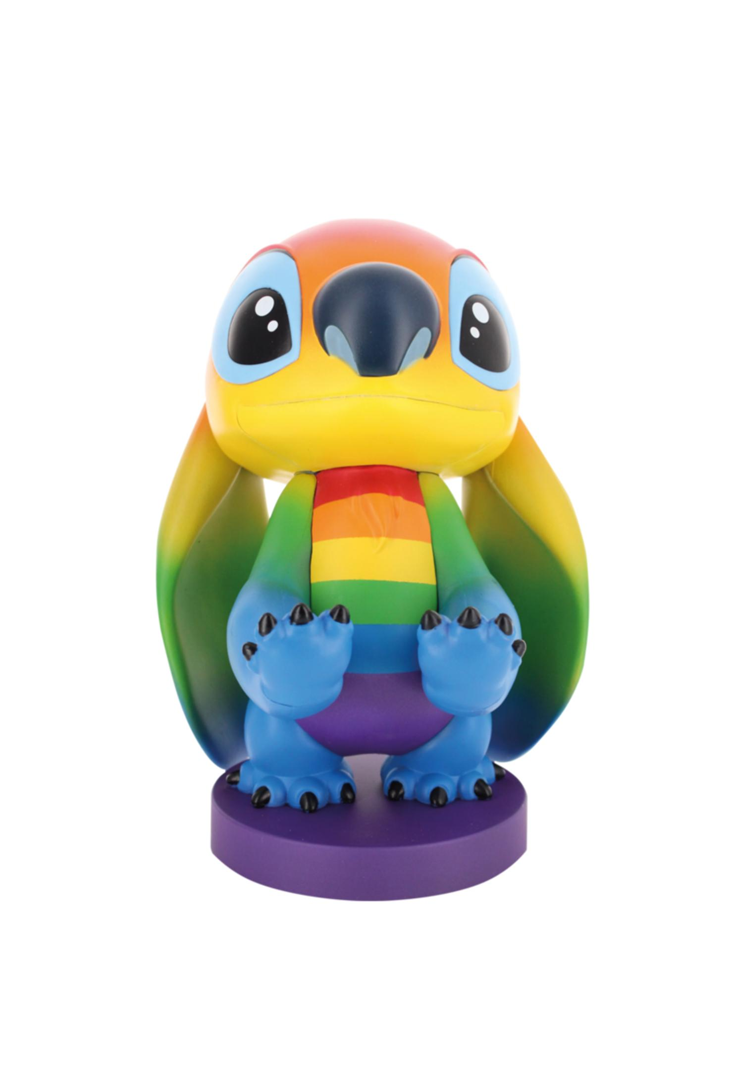 Una statuetta di Stitch nei colori dell'arcobaleno, in piedi su una base viola.