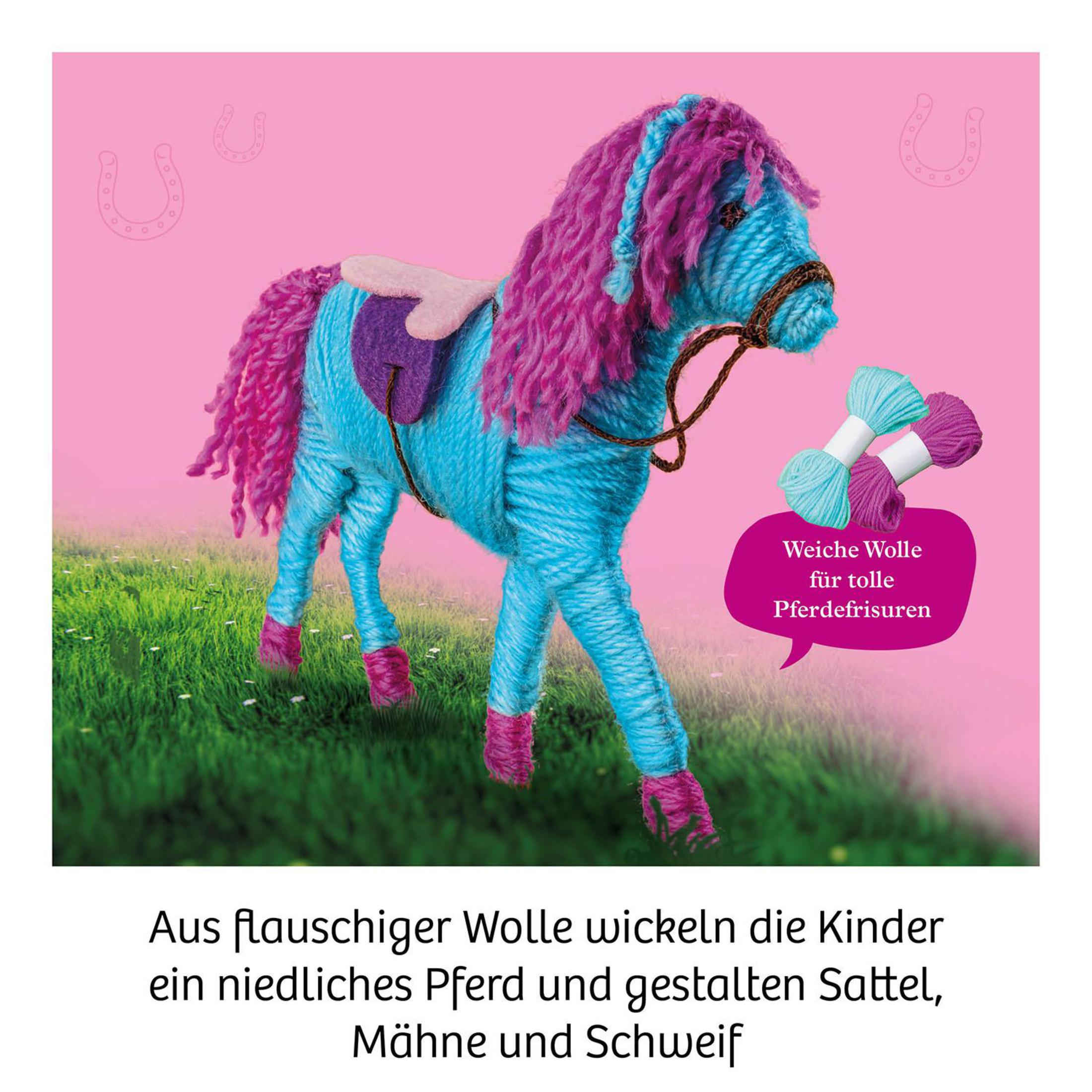 Ein gefertigtes Pferd aus blauem Garn, pinker Mähne und Schweif, mit Garnkugeln und Text auf pinkfarbenem Hintergrund.