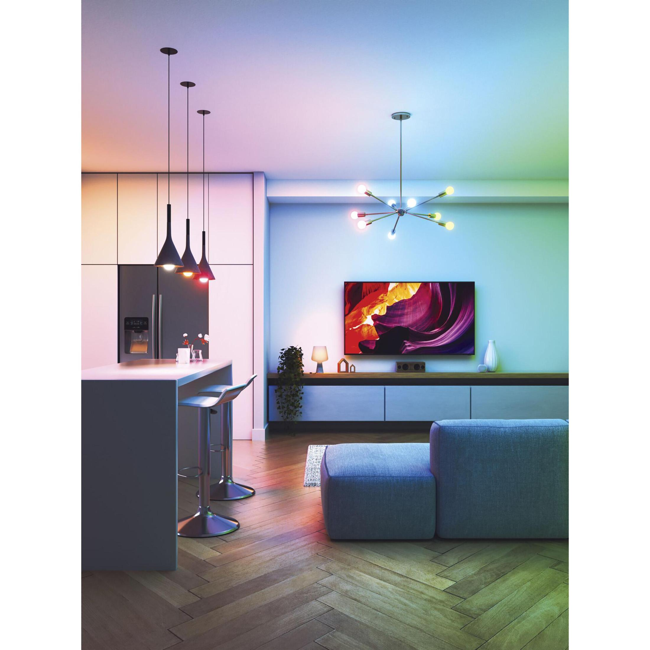 Soggiorno moderno con illuminazione colorata, TV, divano e sgabelli. La scena è luminosa e invitante.