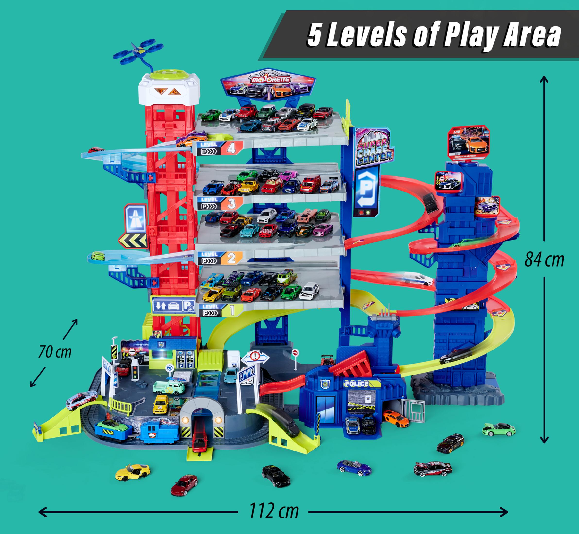 Ein großes Spielzeug-Autogarage mit mehreren Ebenen, Rampen und Spielzeugautos, mit Maßangaben.