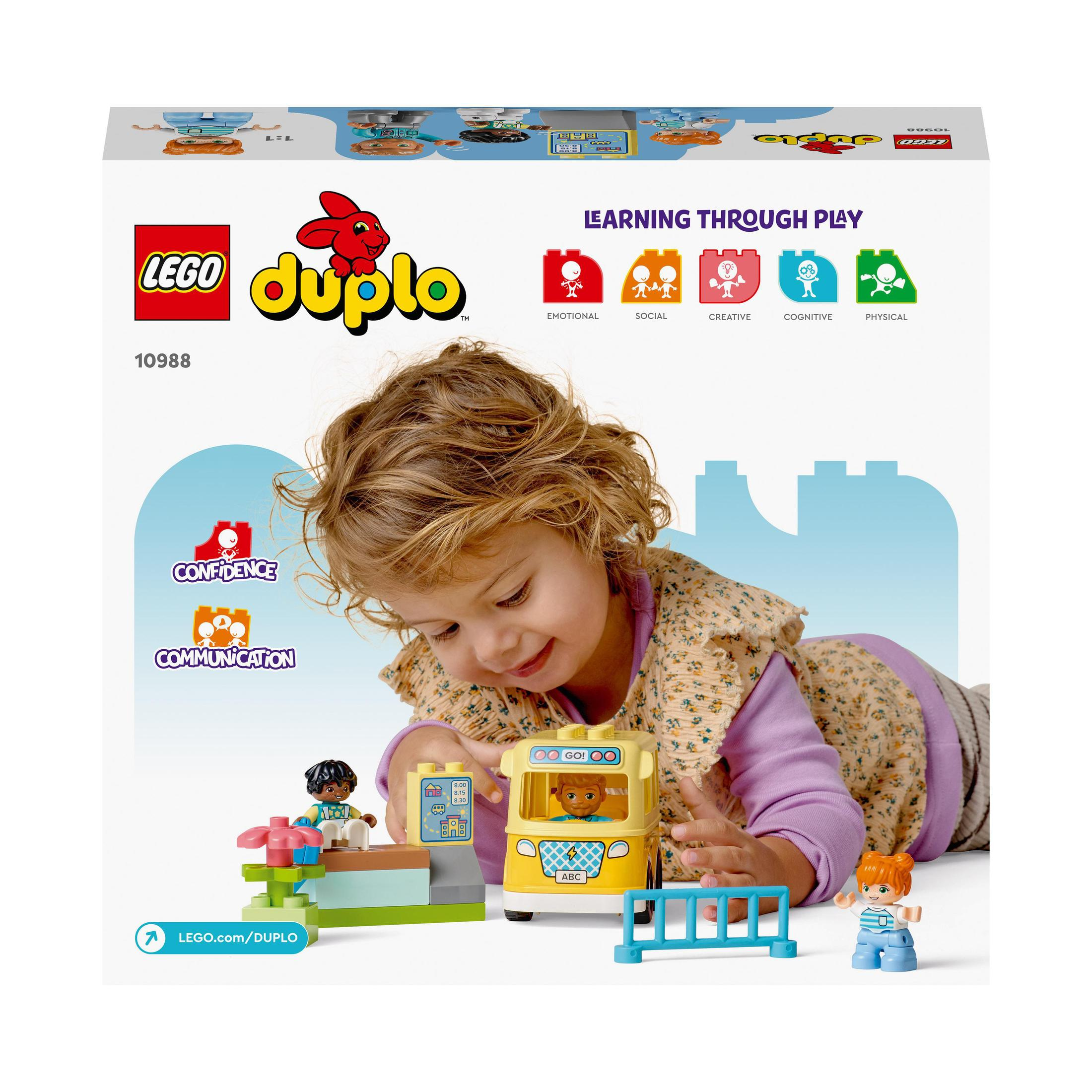 Bir çocuk Lego Duplo ile oynuyor. Bir otobüs ve figürler var. Kutuda 'Learning through Play' yazıyor.