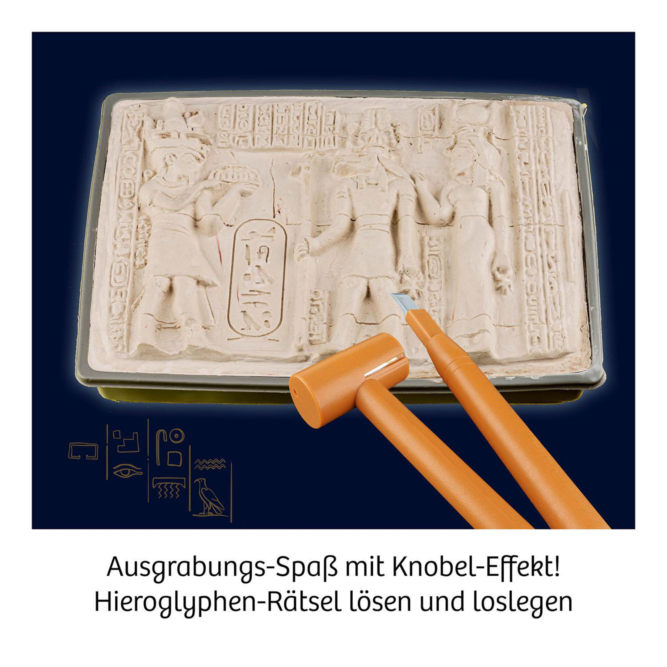 Spielzeugset mit altägyptischen Hieroglyphen und Werkzeugen, auf dunkelblauem Hintergrund.