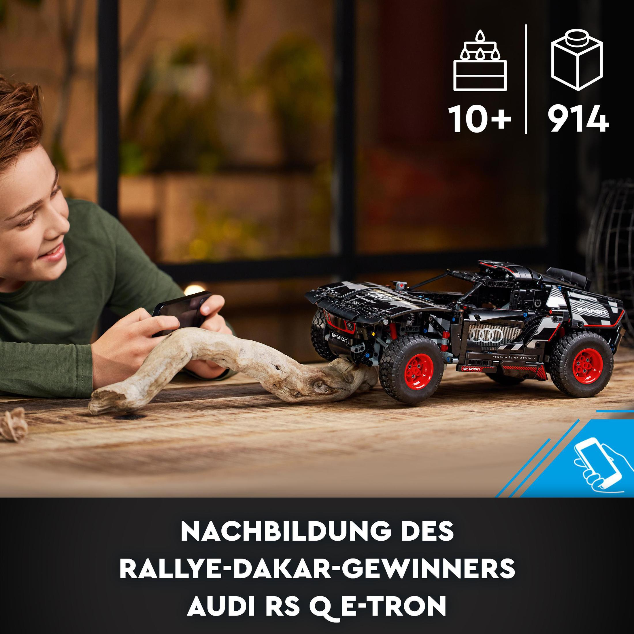 Chłopiec z zestawem samochodowym Lego. Zabawkowy samochód i drewniana powierzchnia na pierwszym planie.