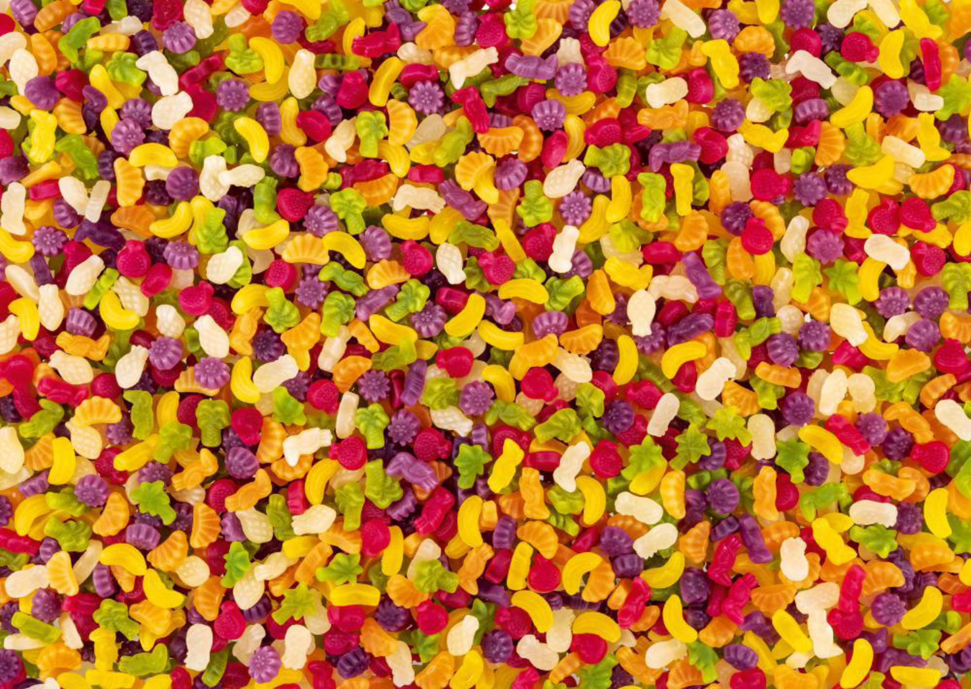 Una colorida mezcla de caramelos de goma. Los caramelos tienen varias formas y colores.