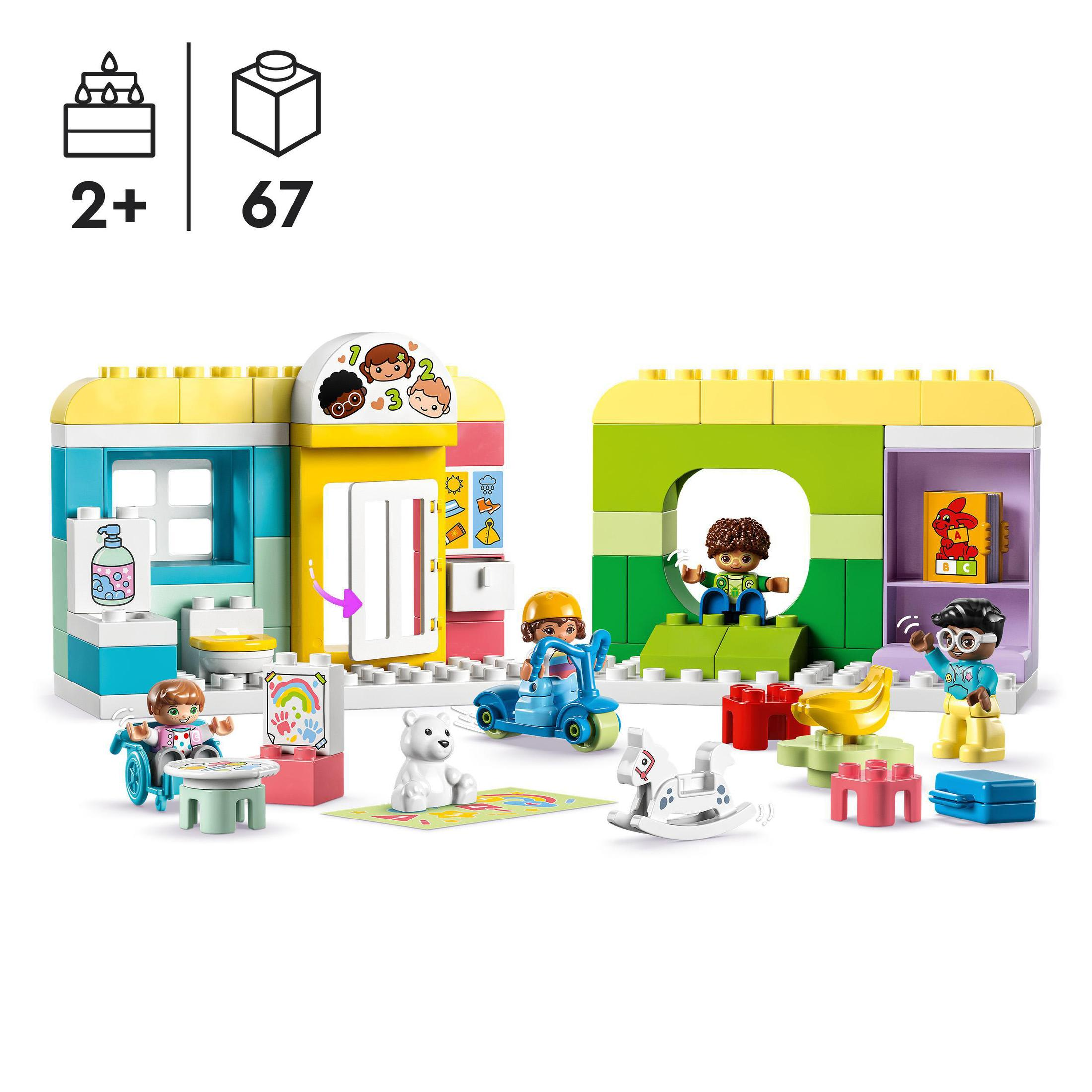 Zestaw LEGO Duplo z figurkami dzieci, zabawkami i budynkami w otoczeniu pokoju zabaw.