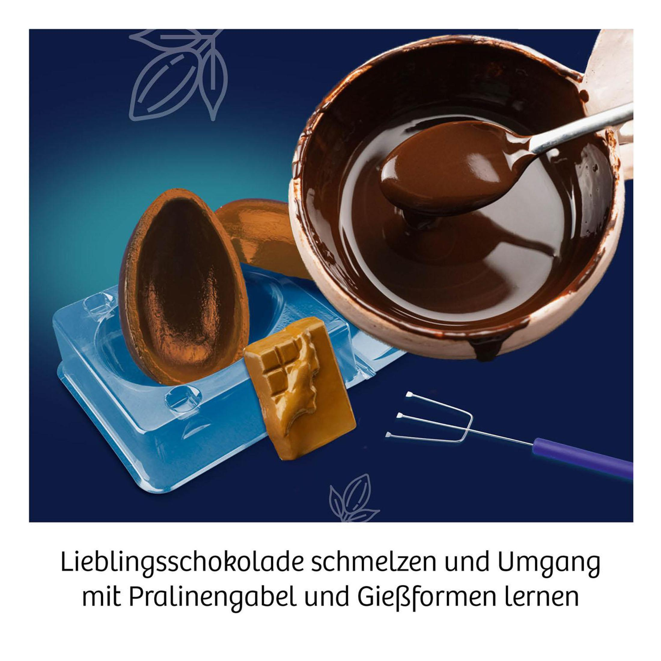 Geschmolzene Schokolade in einer Schüssel mit einem Löffel. Schokoladeneiformen, Stangen und Gabel.