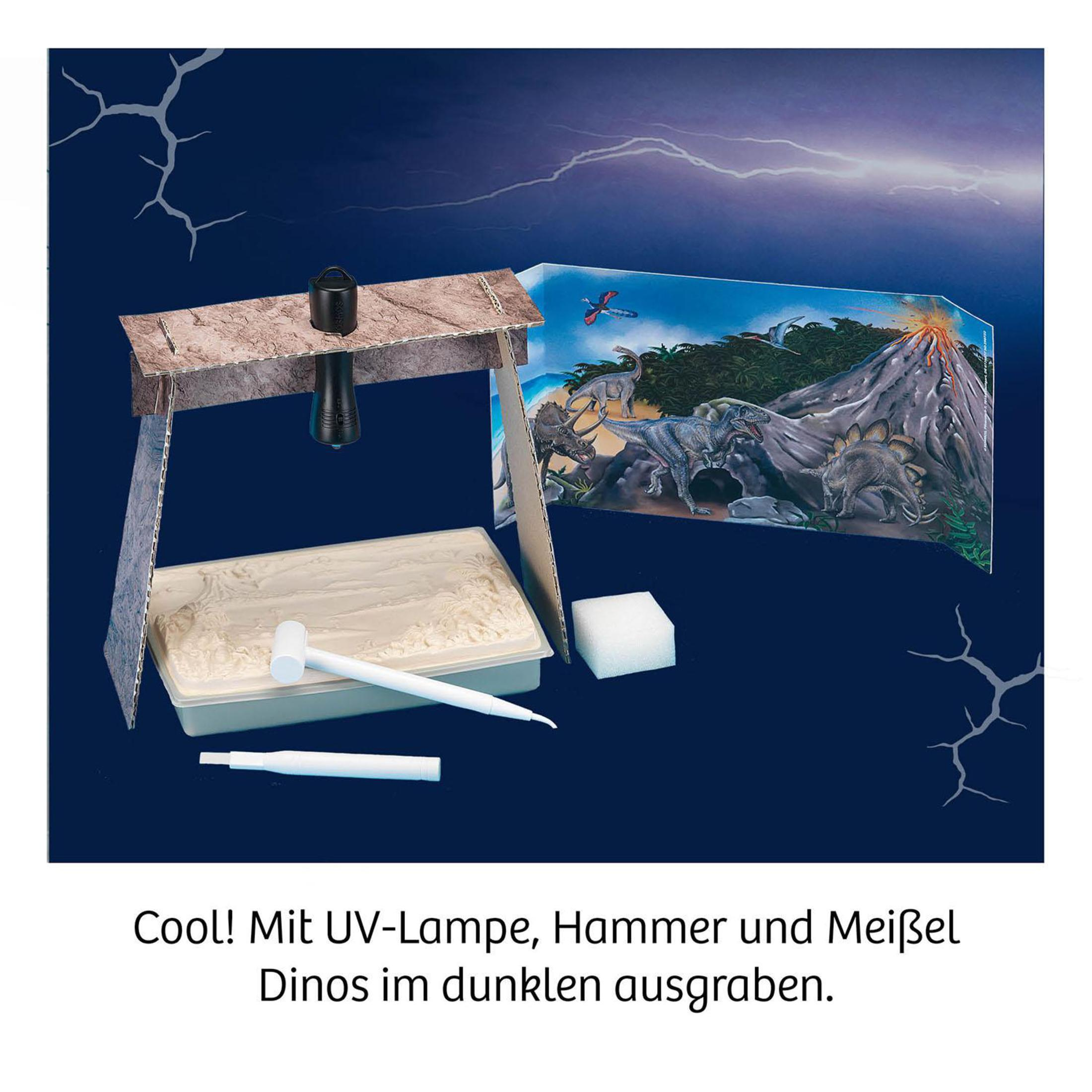 Ein Spielzeugset mit einer Vulkanlandschaft, einem Hammer, einem Meißel und einer Lampe zum Ausgraben von Dinosaurierknochen.