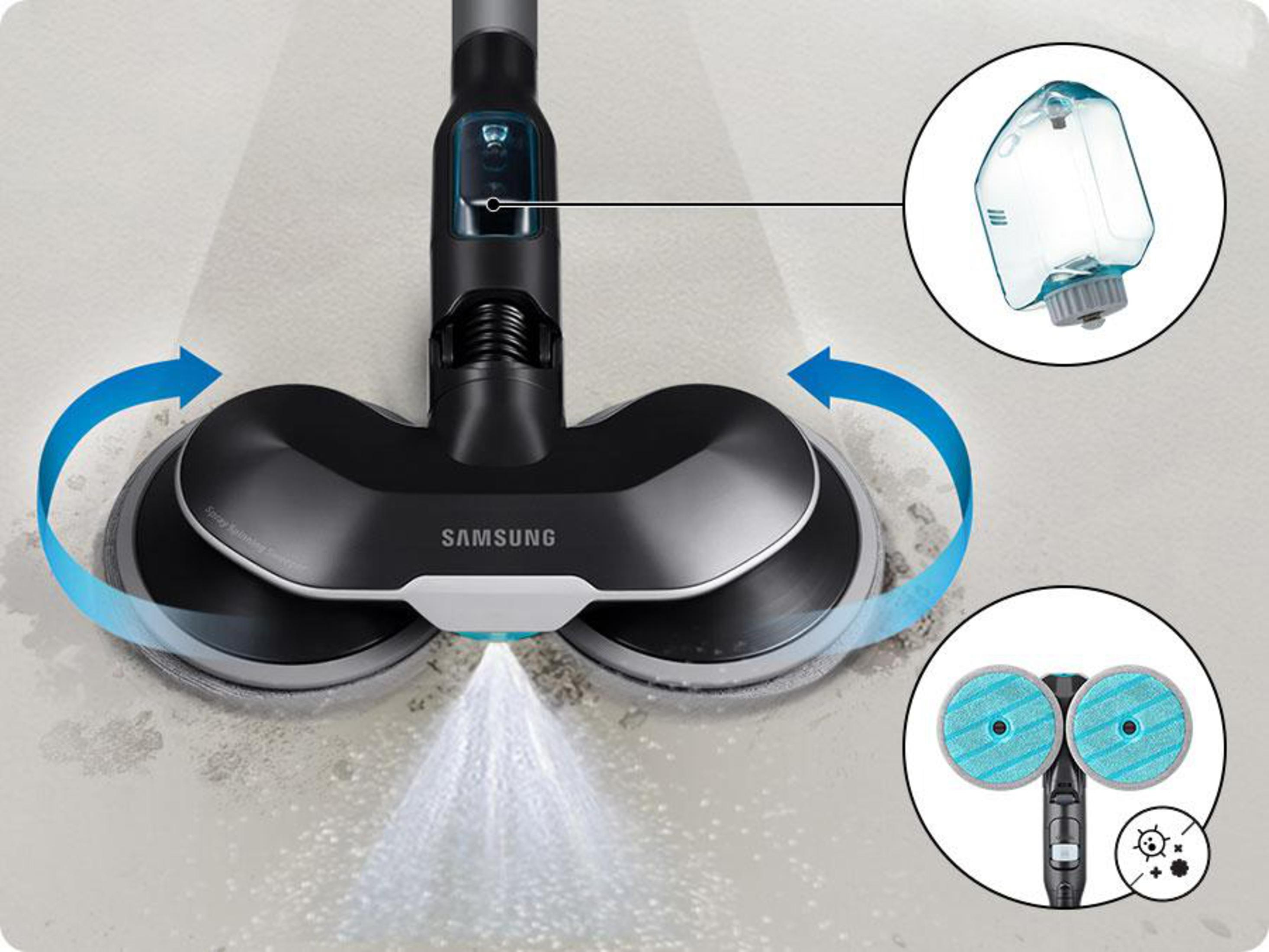 Máquina de limpieza de pisos rociando agua, con primeros planos de almohadillas y tanque de agua.