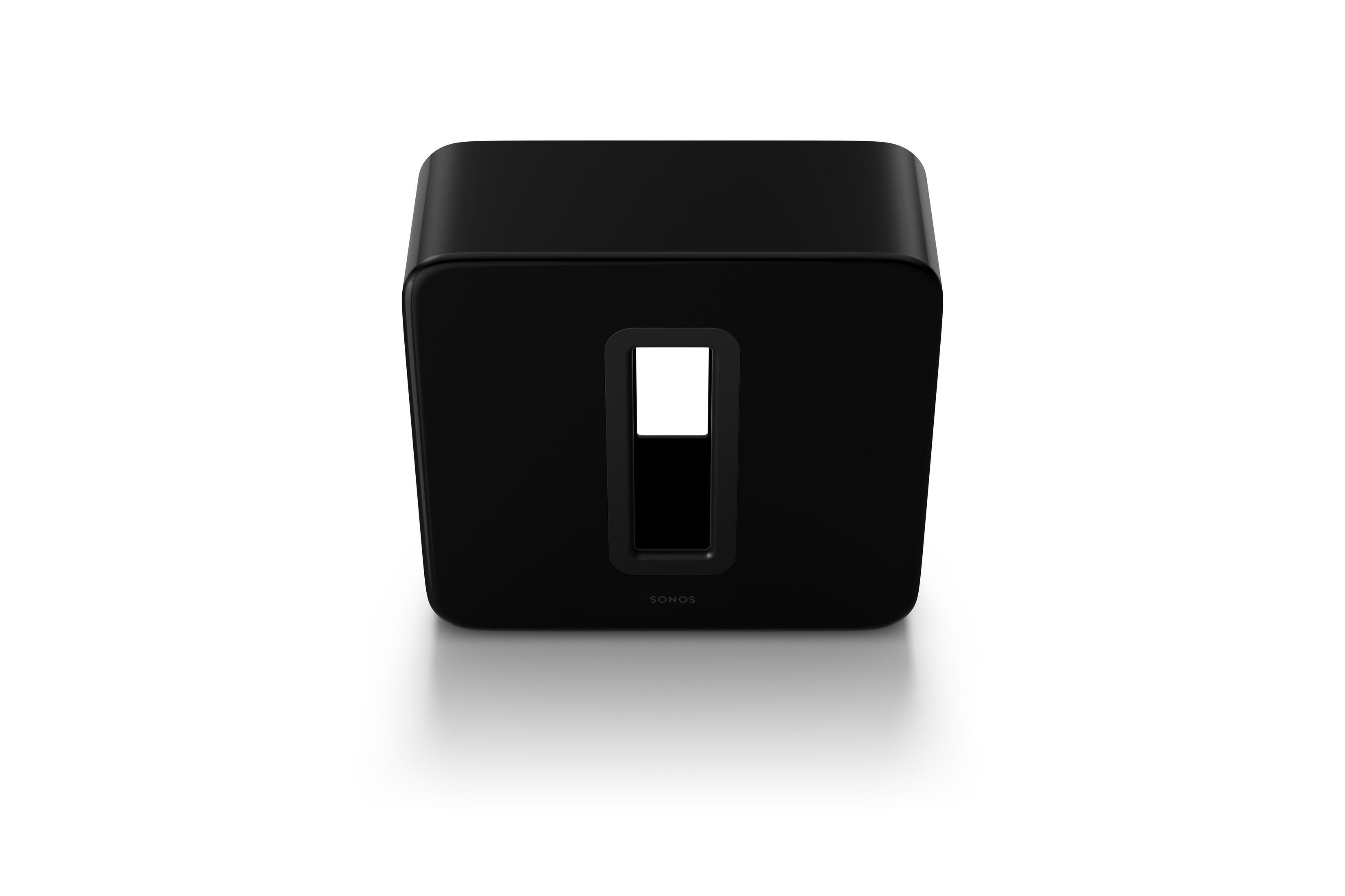 Ein schwarzer Sonos-Subwoofer mit rechteckiger Öffnung in der Mitte auf weißer Fläche.