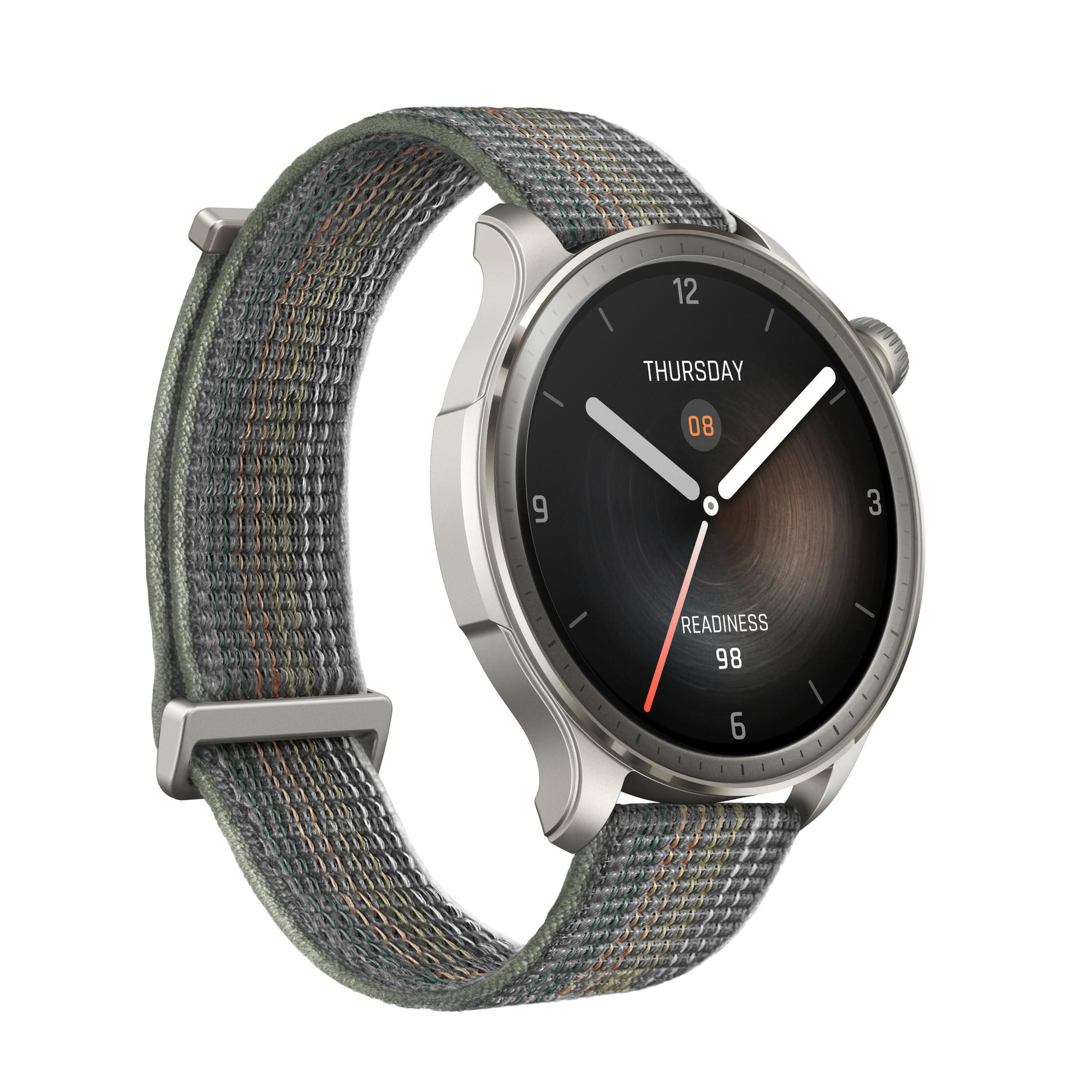Smartwatch met een camouflageband toont de datum en tijd. Het horloge staat op een witte achtergrond.