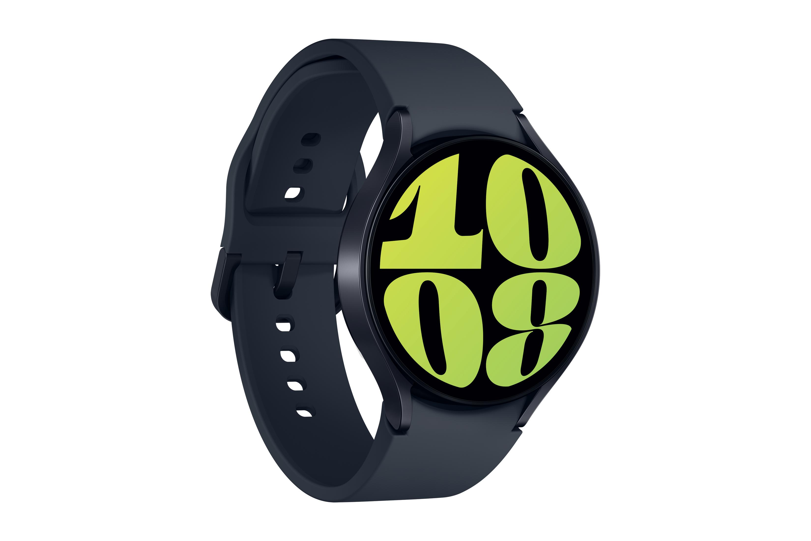 Dunkelblaue Smartwatch mit grünem Display, das die Uhrzeit anzeigt. Schwarzes Band auf weißem Grund.