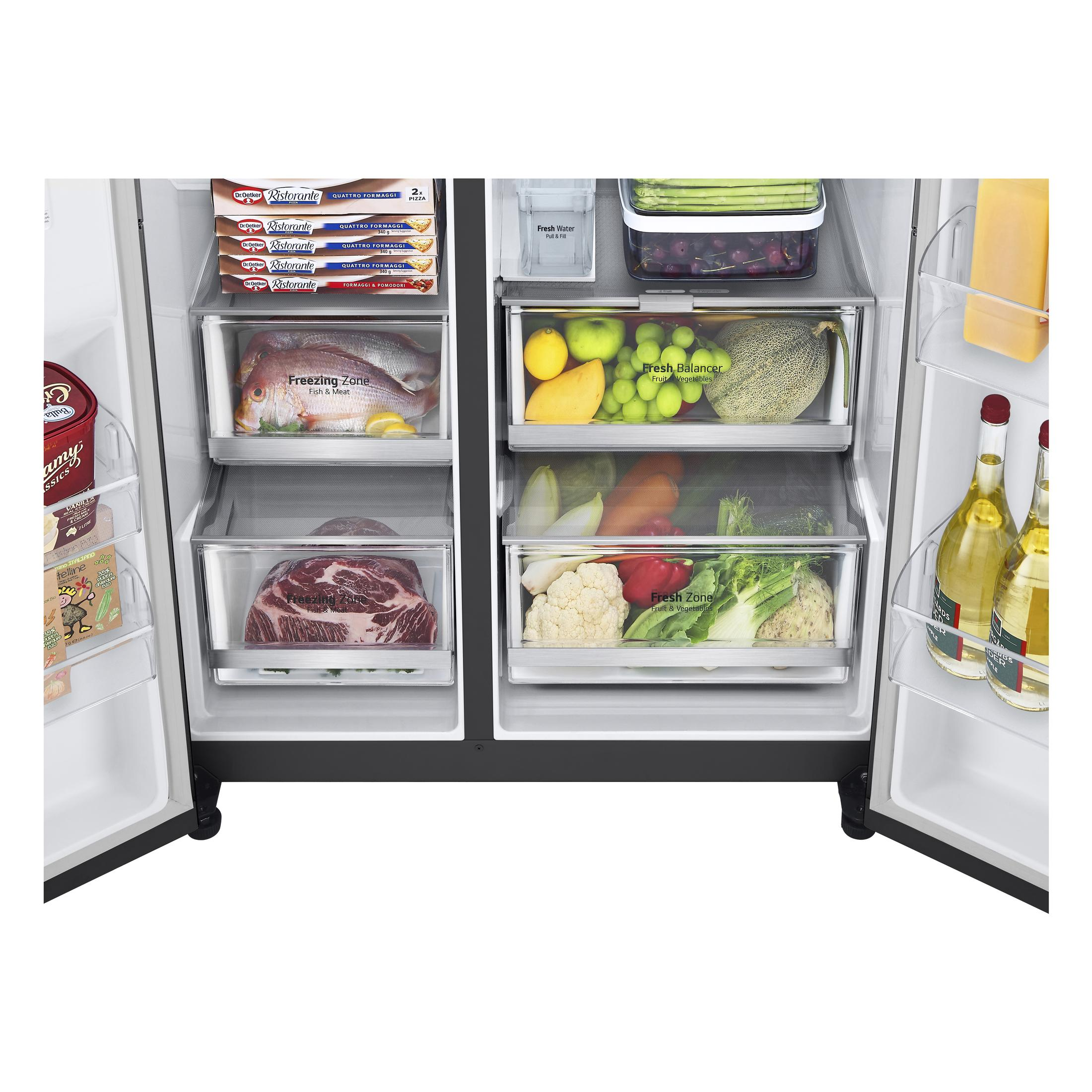 Offener Kühlschrank mit Regalen voller Lebensmittel wie Fisch, Fleisch, Gemüse, Käse und Getränken. Weißes Interieur.