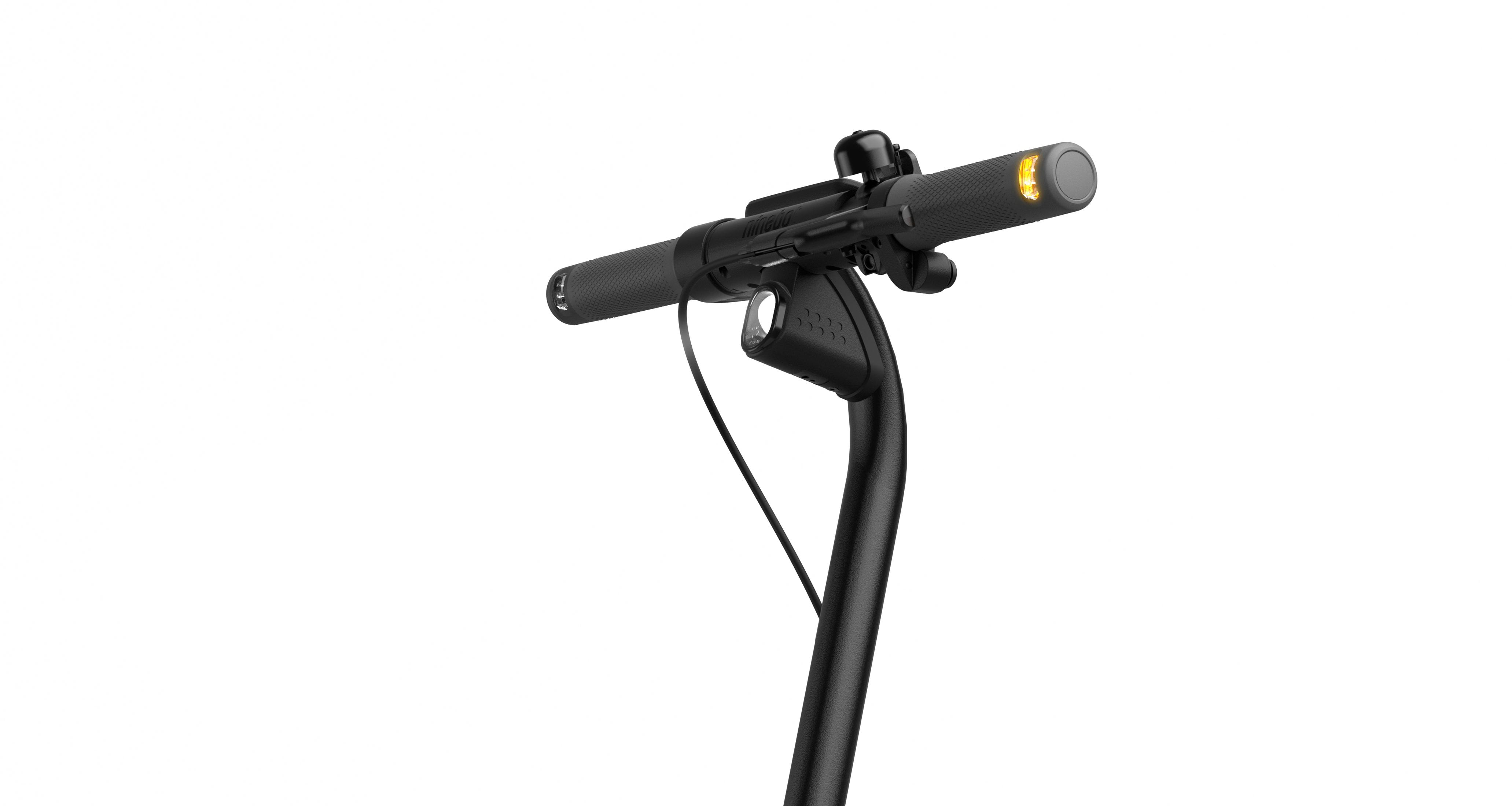 Manillar de patinete eléctrico con empuñadura negra, timbre y luz naranja, sobre fondo blanco.