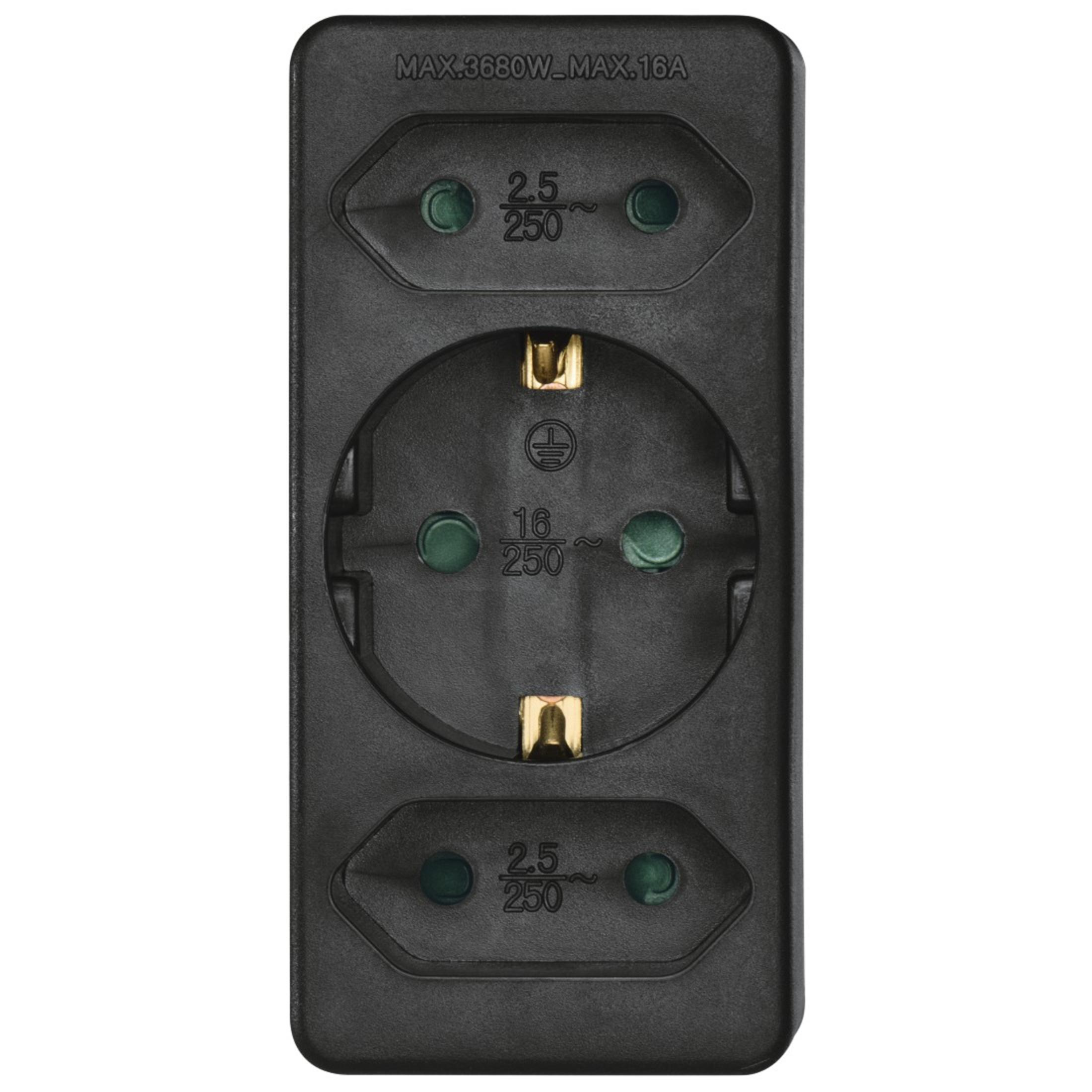 Schwarzer Adapter mit drei Steckdosen. Weißer Hintergrund. Vertikale Ansicht.