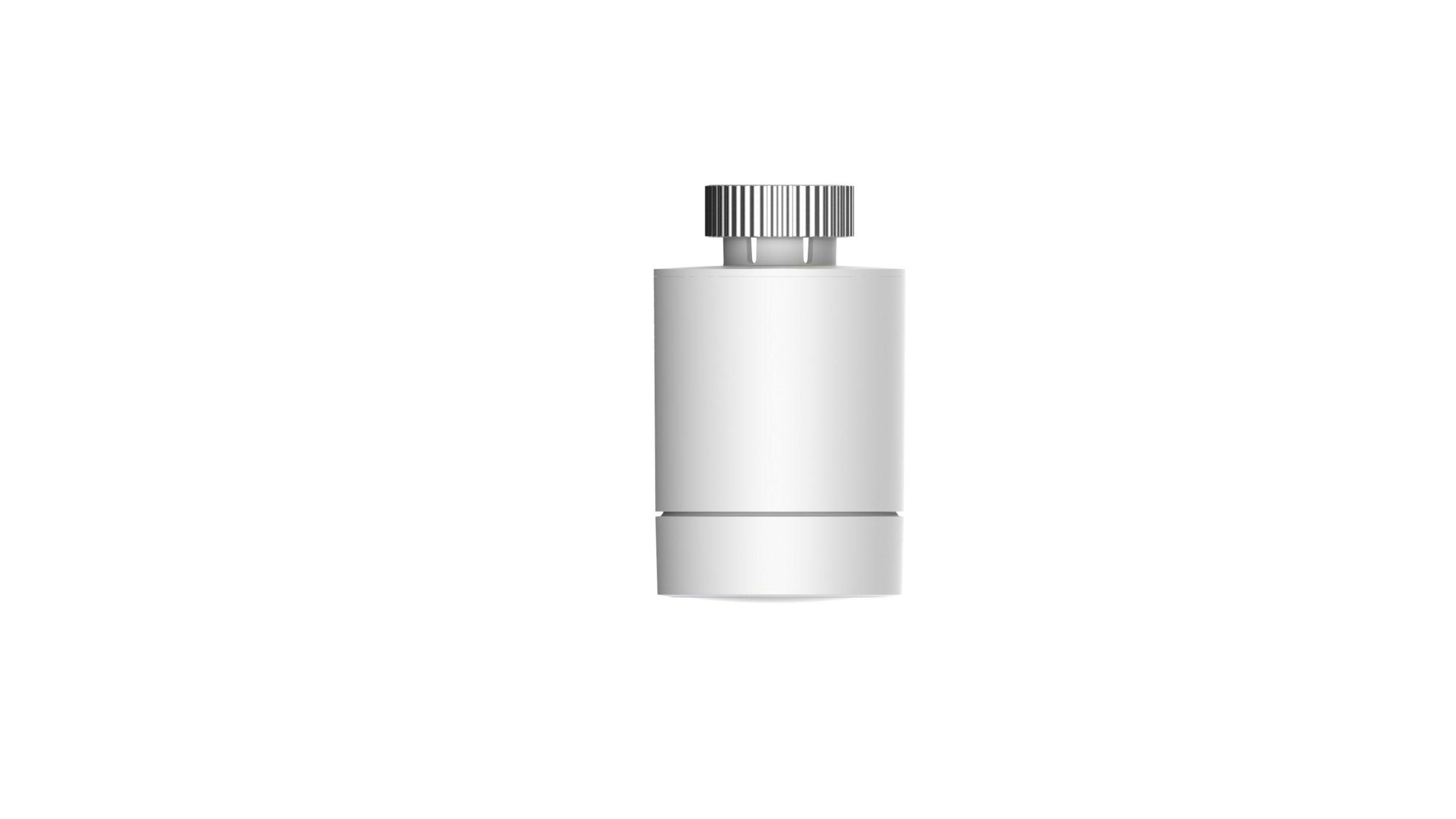 Weiße zylindrische Flasche mit silbernem Deckel. Die Flasche steht auf einer weißen Oberfläche. Weißer Hintergrund.