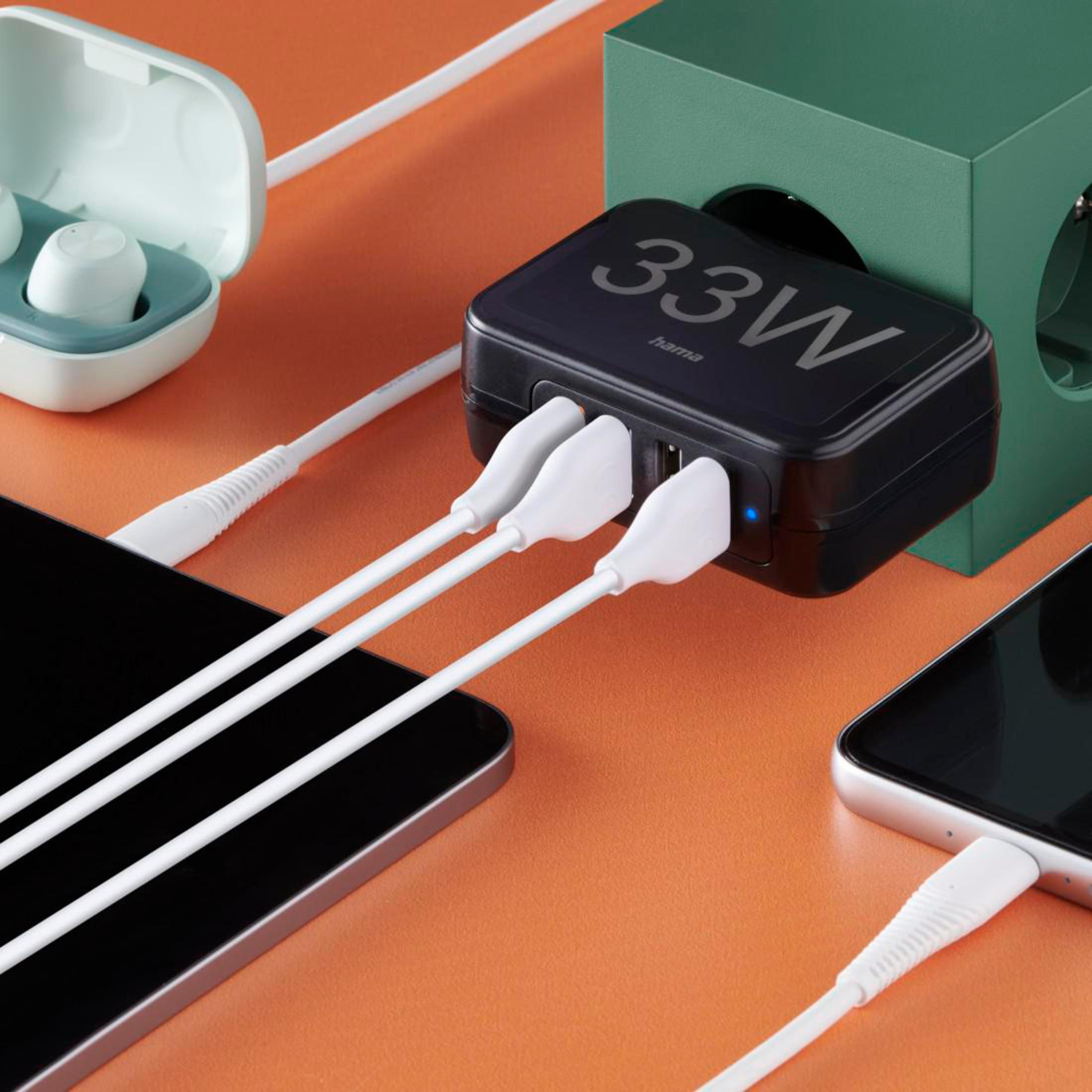 Schwarzes 33W Ladegerät mit USB-Anschlüssen, weiße Ladekabel, Ladegeräte, orangefarbene Oberfläche.