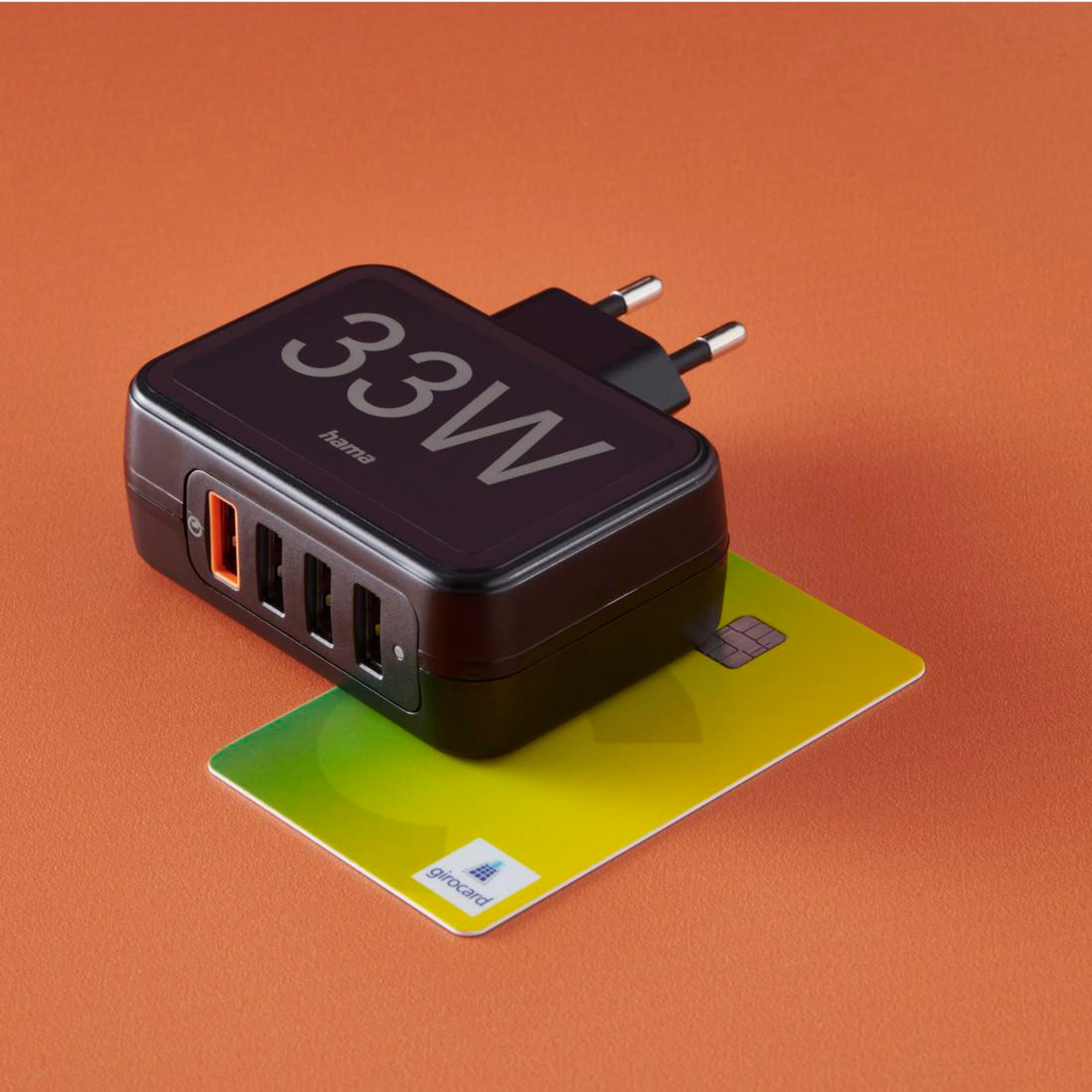 Schwarzes 33W Hama Ladegerät mit vier USB-Anschlüssen, auf Kreditkarte, orangefarbener Hintergrund.