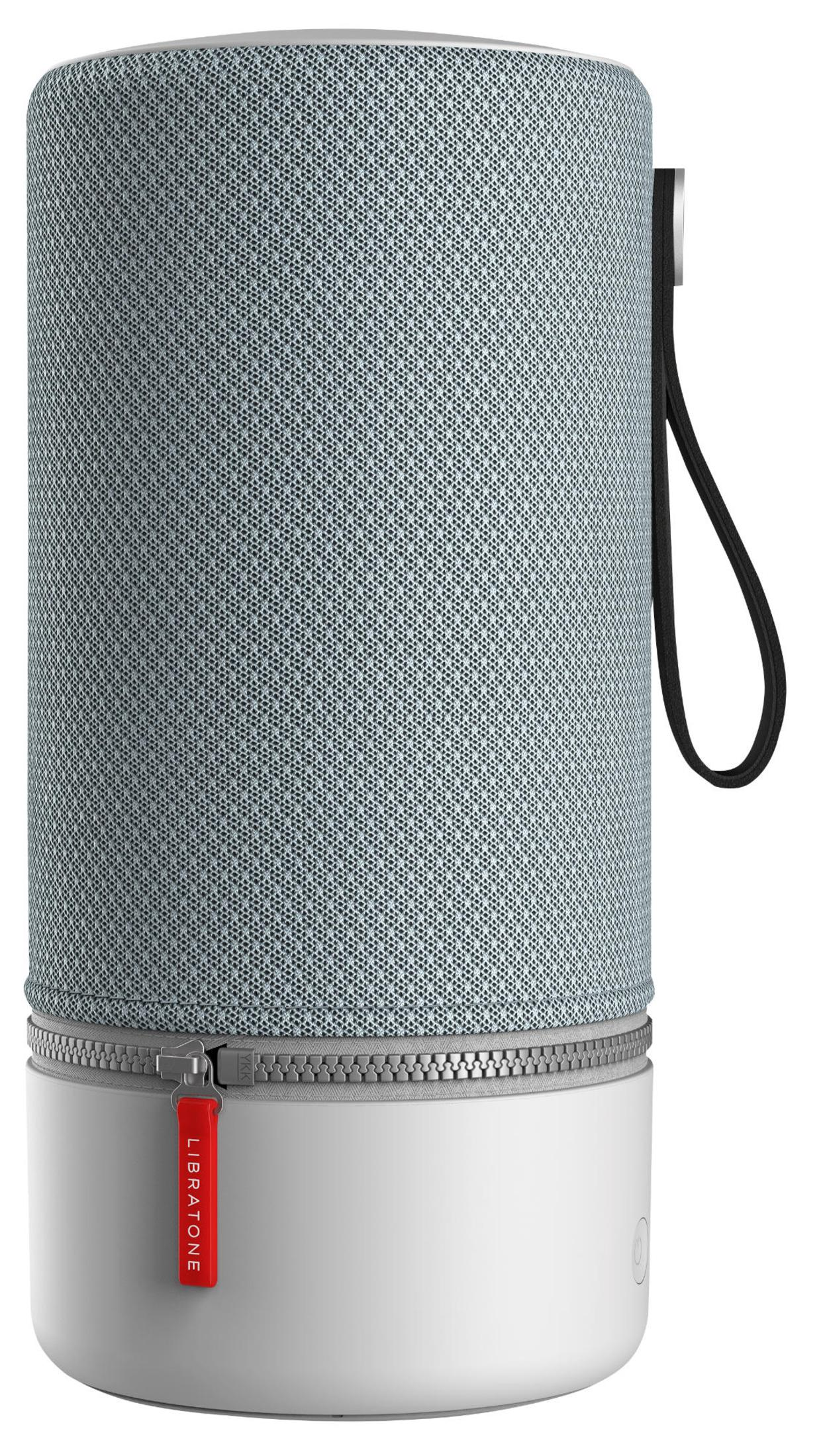 Szary głośnik cylindryczny z czarnym uchwytem i czerwoną etykietą. Białe tło.