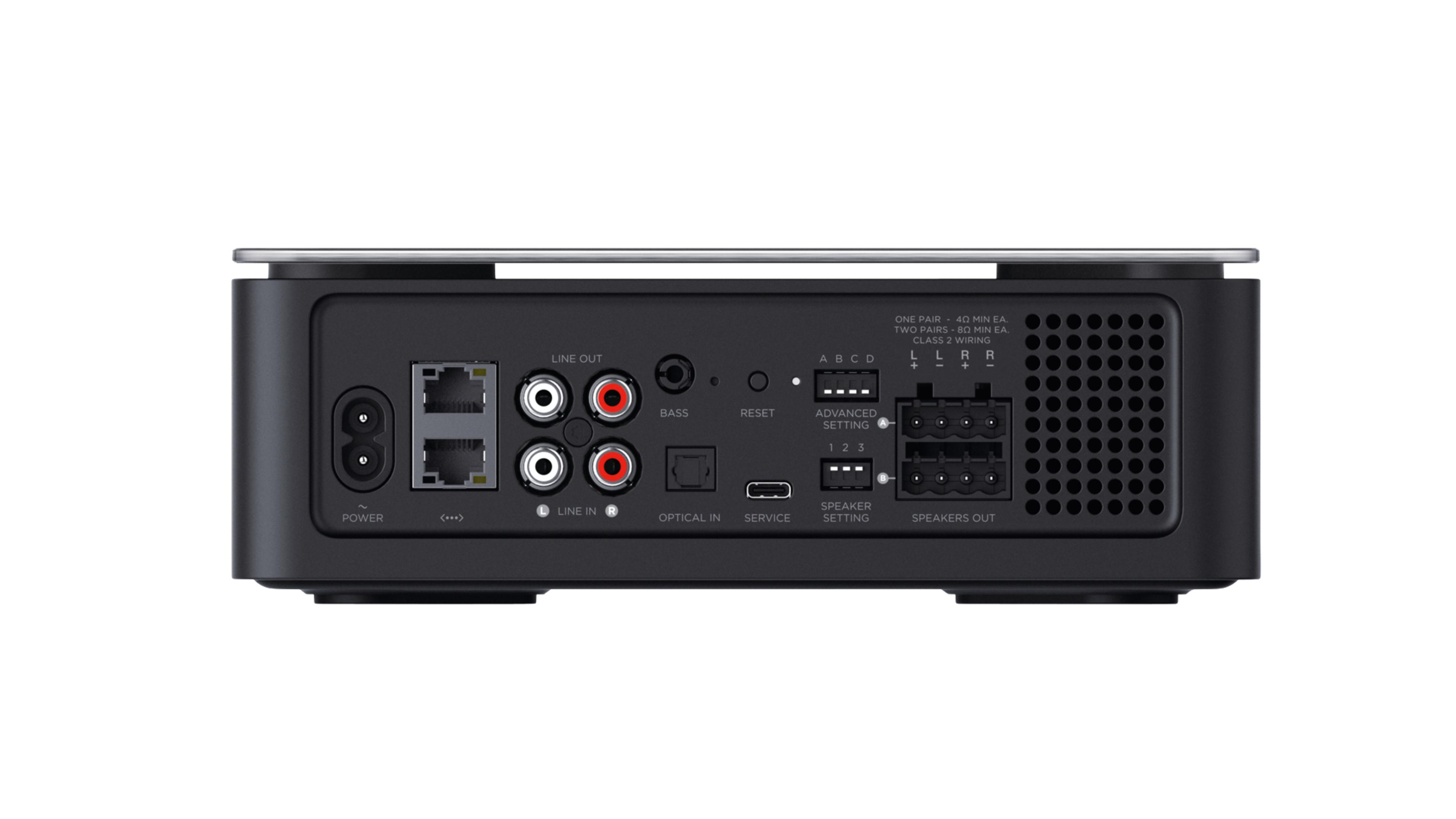 Retro di un ricevitore audio nero con varie porte di ingresso/uscita e connettori.