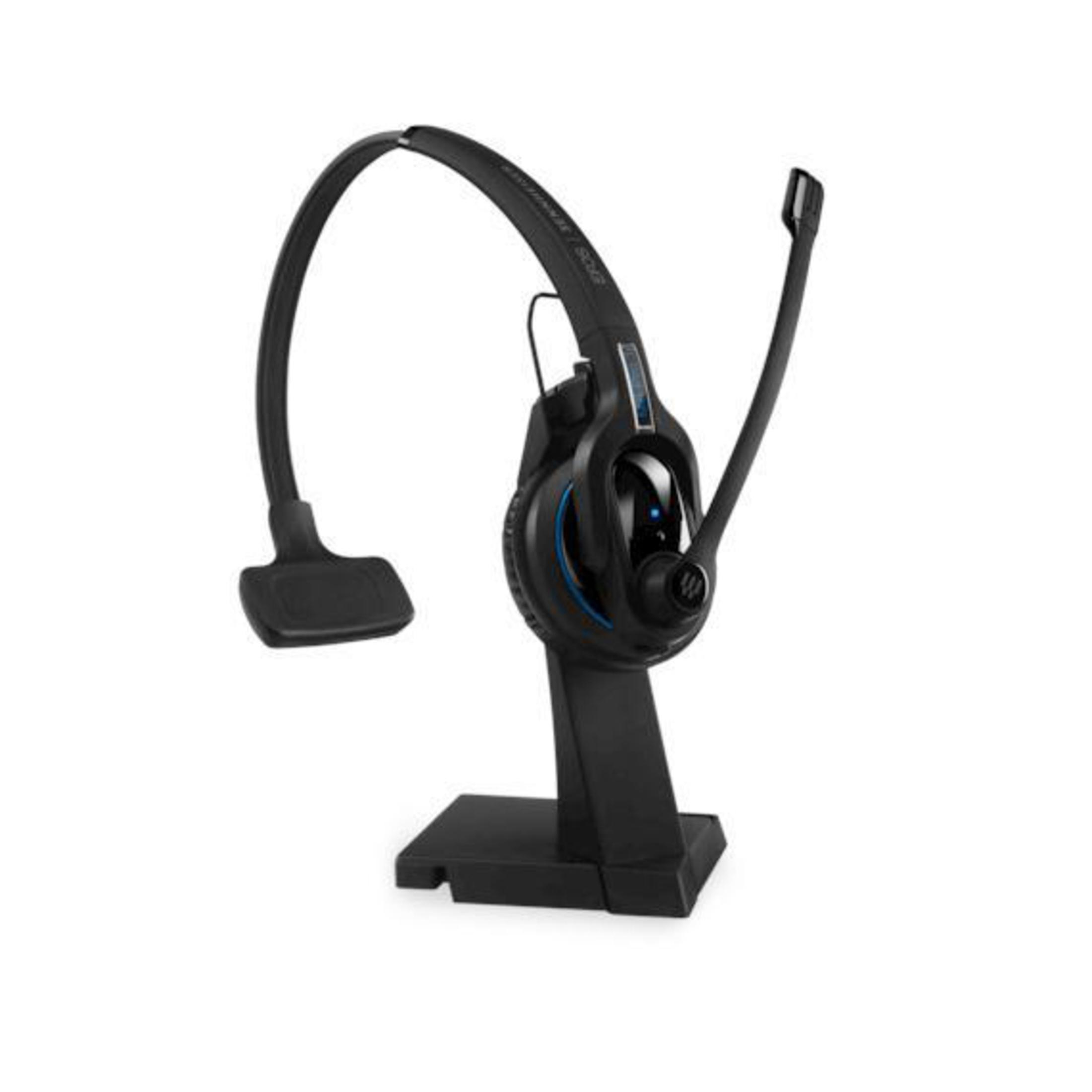 Cuffie nere su un supporto. Ha un microfono e una luce blu è accesa.