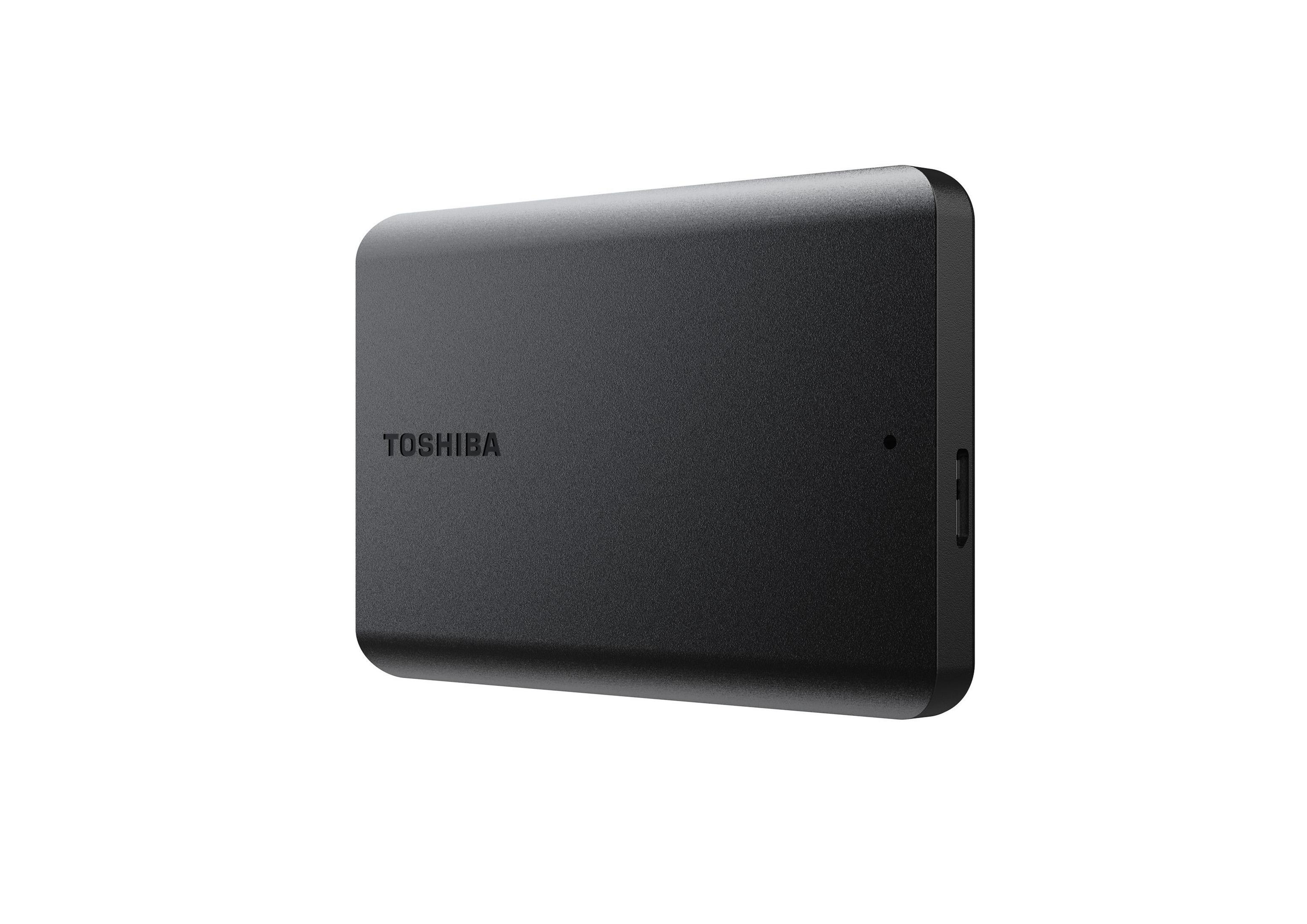 Un disco rigido esterno Toshiba nero. Il marchio è stampato sul lato sinistro.