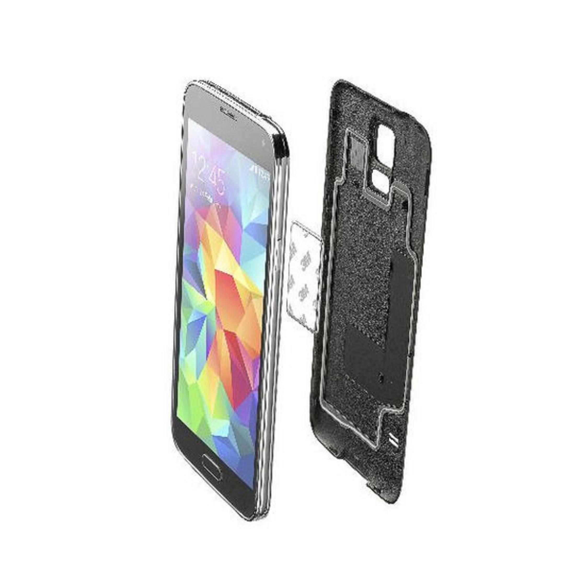 Ein Smartphone und eine Hülle mit einem 3M-Aufkleber liegen auf einer weißen Oberfläche.