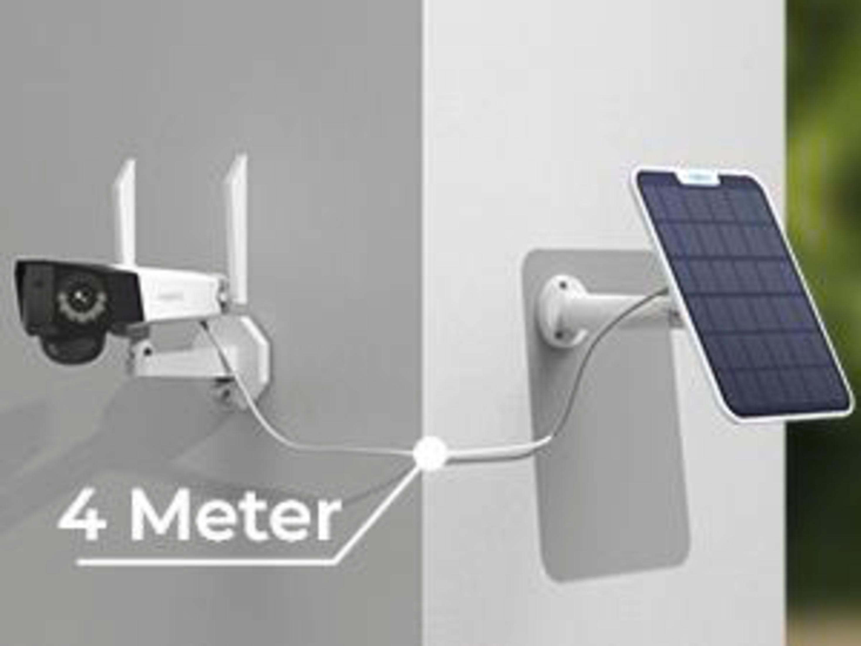 Biała kamera bezpieczeństwa z dwiema antenami jest zamontowana na ścianie. Panel słoneczny jest podłączony przewodem.