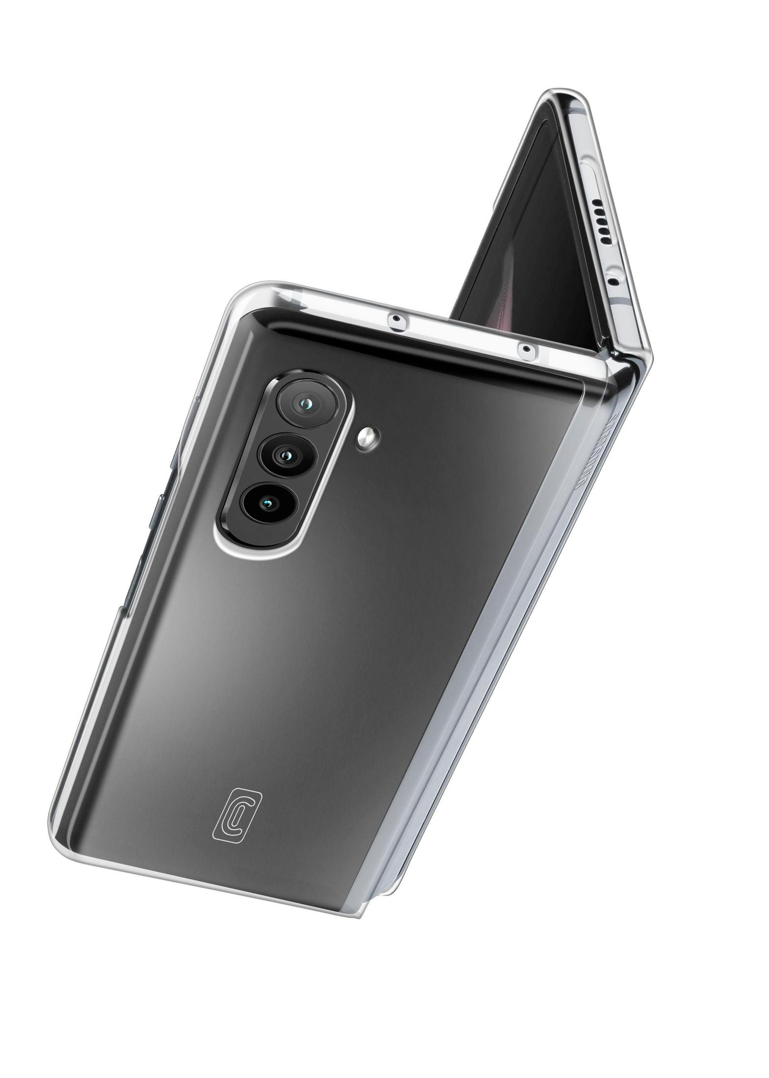 Teléfono plegable en una funda transparente. Triple cámara. Fondo blanco.
