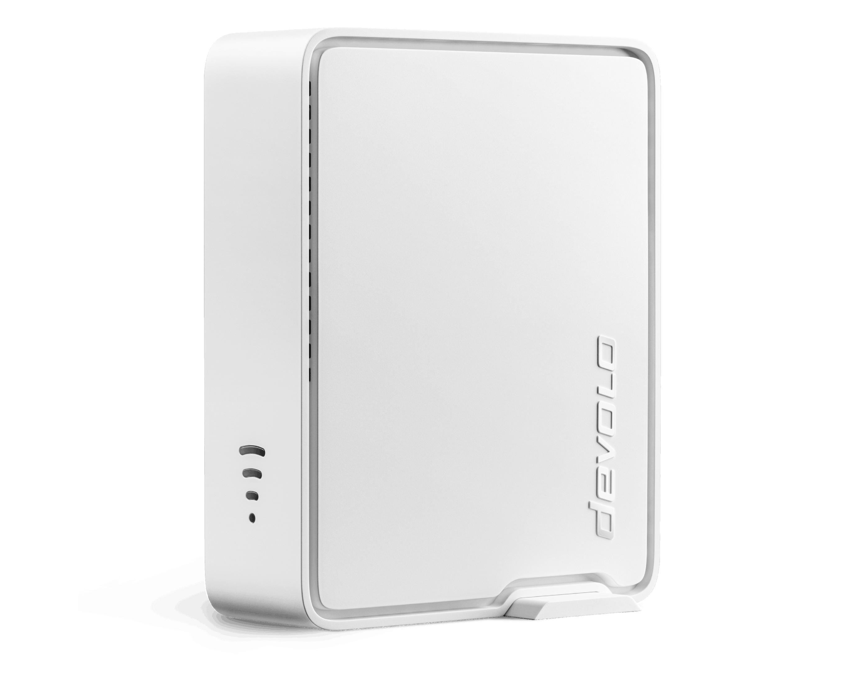 Białe urządzenie Devolo Wi-Fi extender, stojące, o minimalistycznym designie.