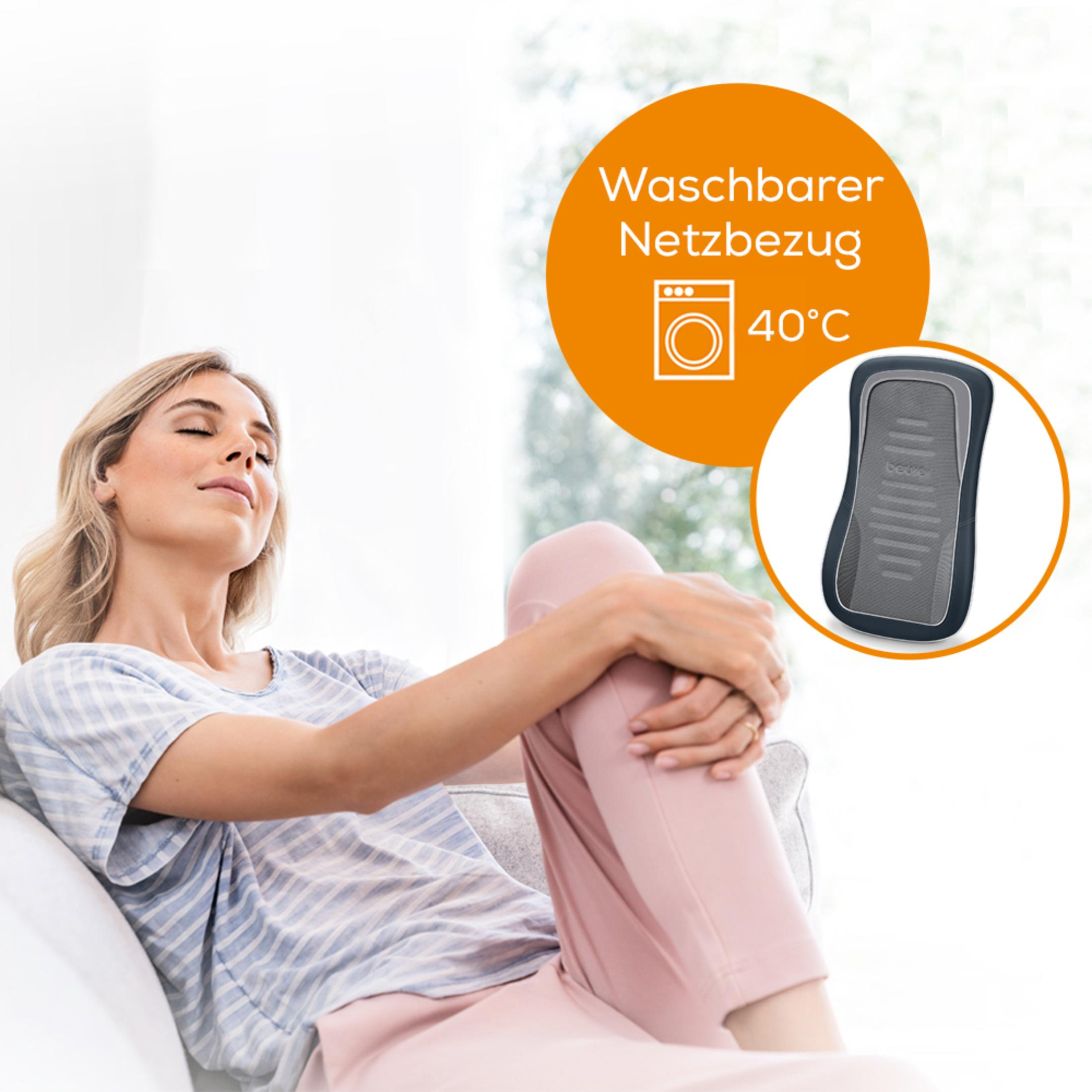 Frau entspannt sich auf einer Couch, neben einem Rückenmassagegerät. Das Gerät hat eine Netzoberfläche.