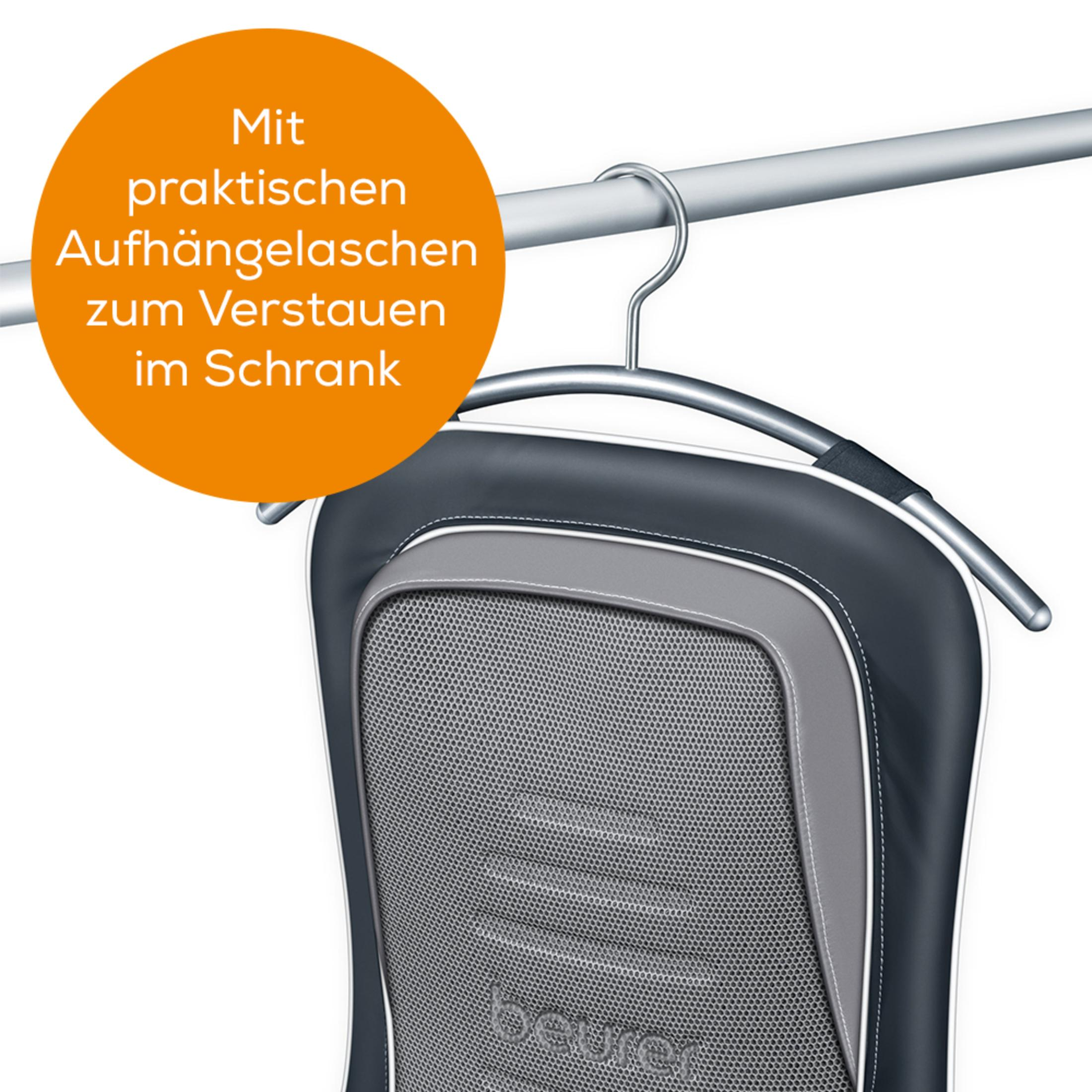 Ein Rückenmassagegerät an einem Kleiderbügel. Es hat eine Netzoberfläche.