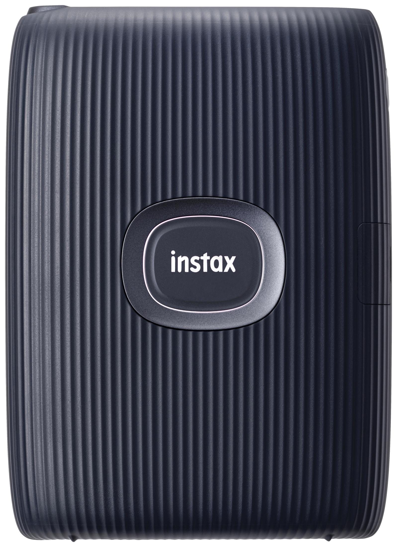 Schwarze Instax-Kamera mit gerippter Textur und Instax-Logo. Kein Licht an.