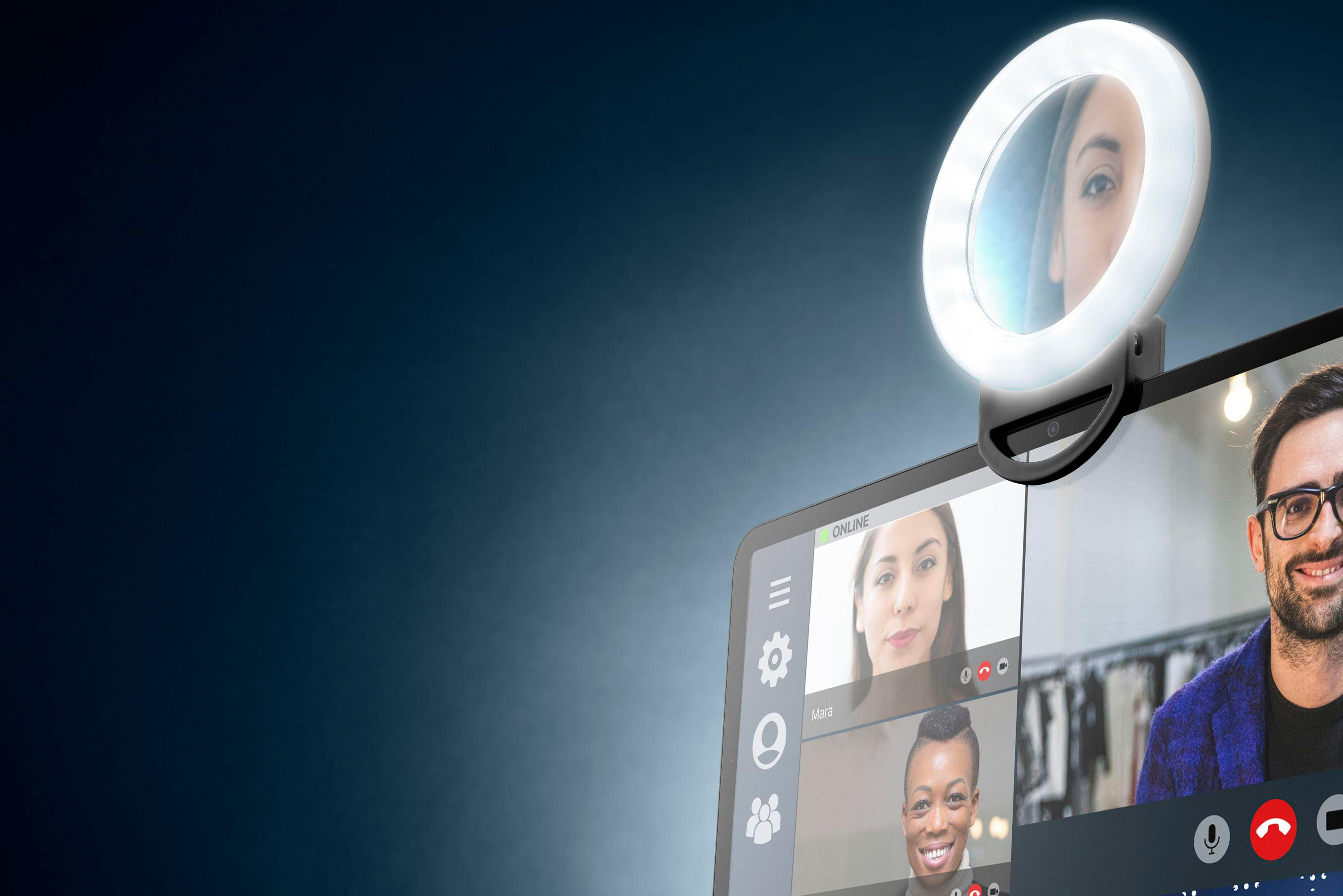 Eine Person in einem Videoanruf mit einem Ringlicht auf einem Laptop-Bildschirm. Andere Leute sind auf dem Bildschirm.